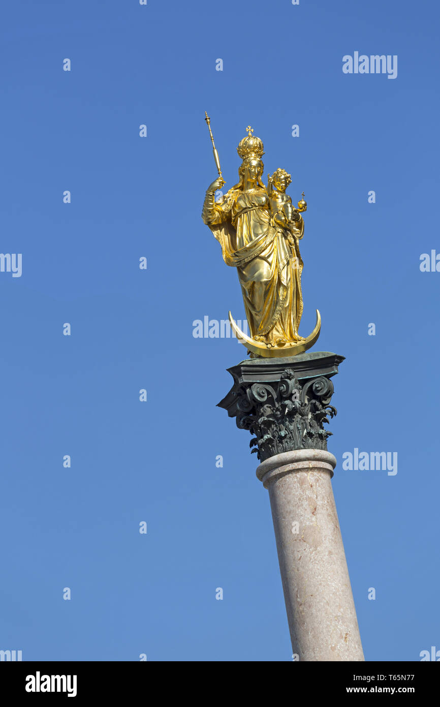 Le Golden Mary's en face de la colonne les tours de la cathédrale Notre-Dame de Munich, Allemagne Banque D'Images