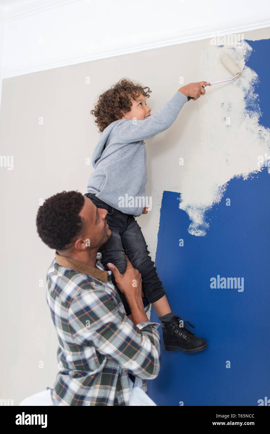 Père et fils painting wall Banque D'Images