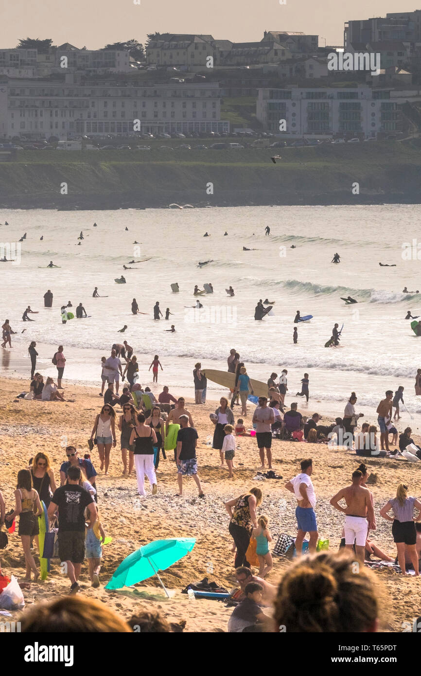 Les vacanciers sur la plage de Fistral à Newquay en Cornouailles. Banque D'Images