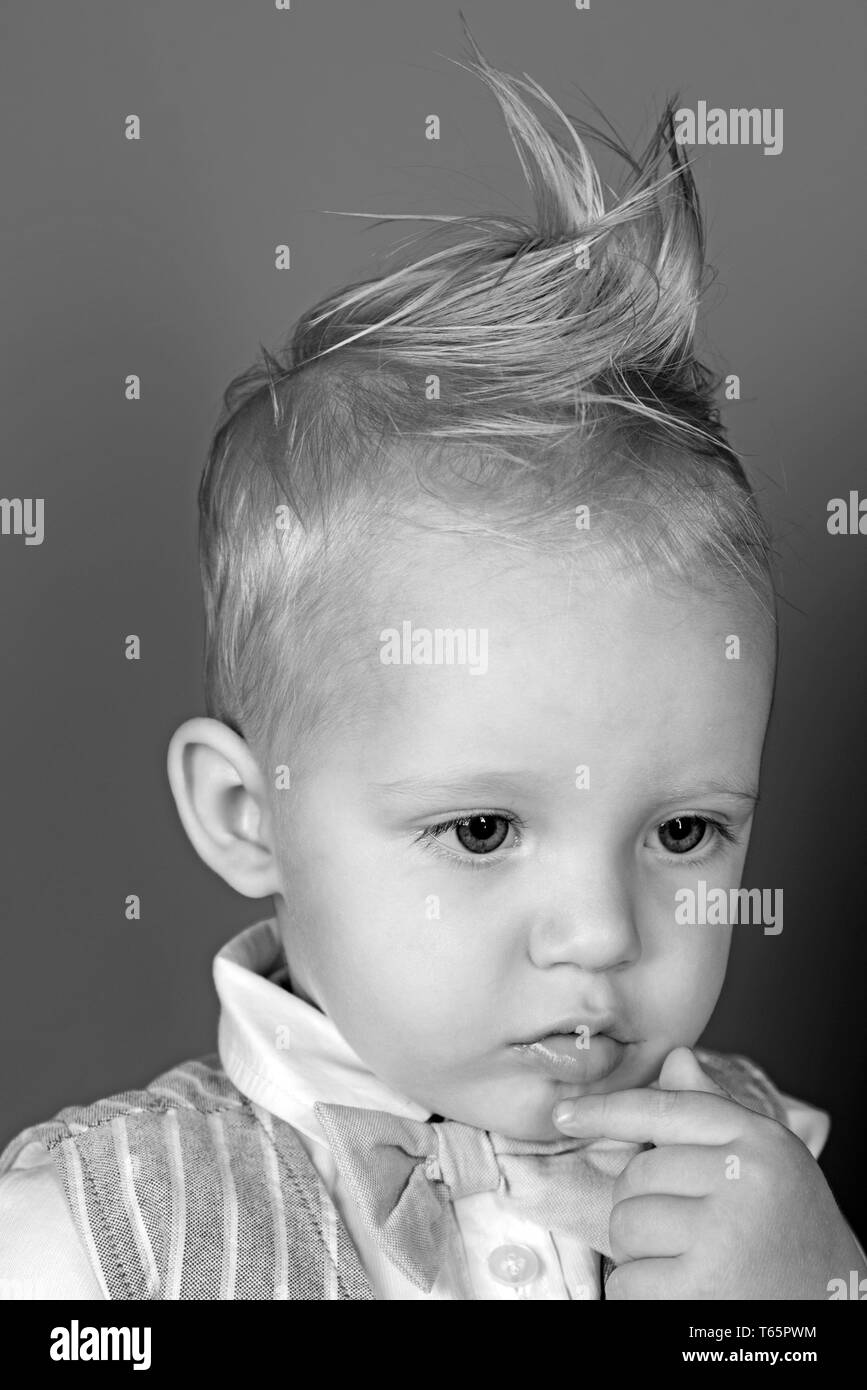Avoir Une Coupe Moderne Garcon Enfant Avec Des Cheveux Blonds Petit Enfant Avec Haut Coupe De Cheveux Petit Garcon Avec Un Coupe De Cheveux Soins Des Cheveux En Bonne Sante Photo Stock