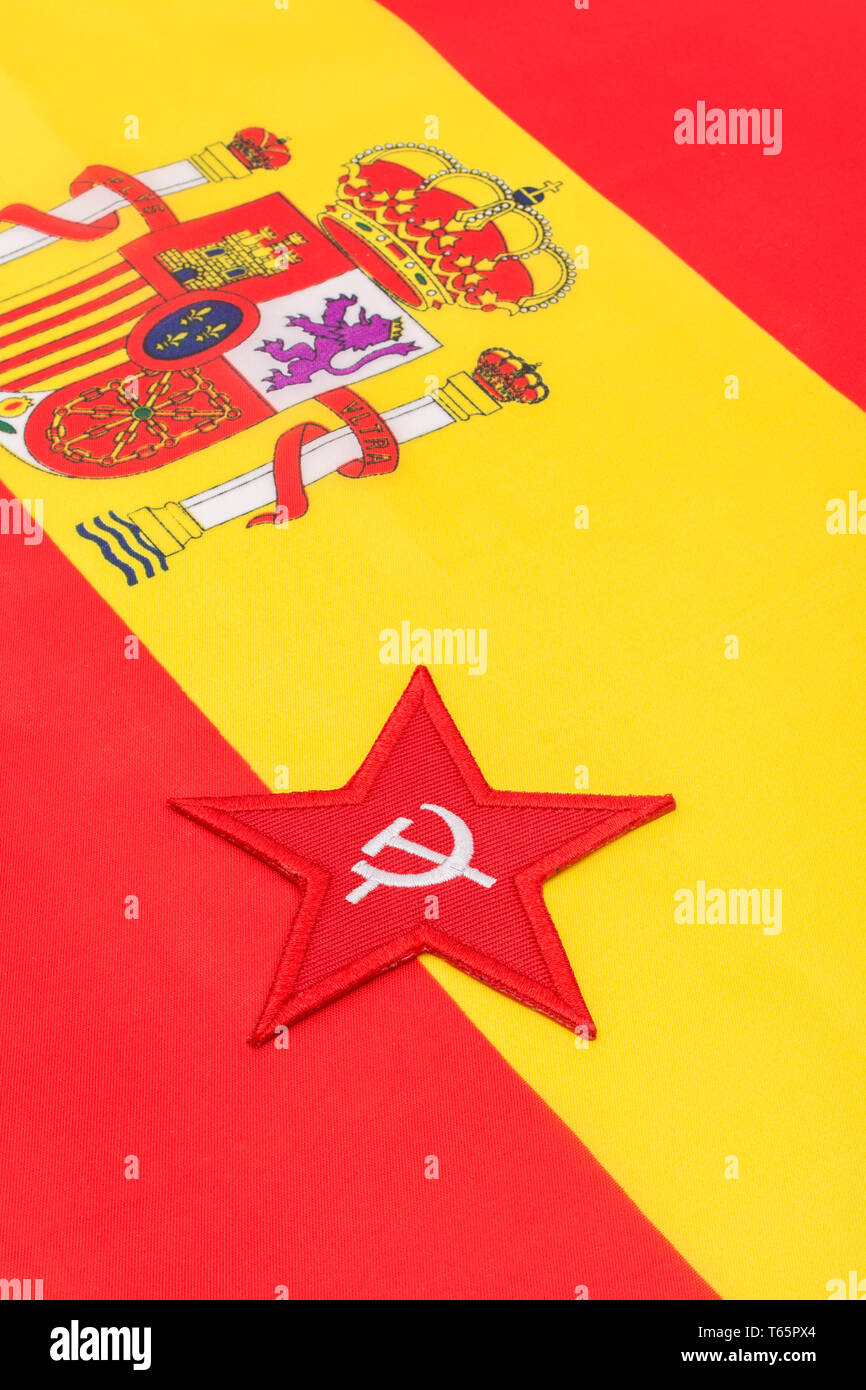 Badge Red Star Hammer and Sickle avec drapeau espagnol. Pour la victoire socialiste des élections générales espagnoles de 2019. Marteau et faucille communistes espagnols, étoile rouge Banque D'Images