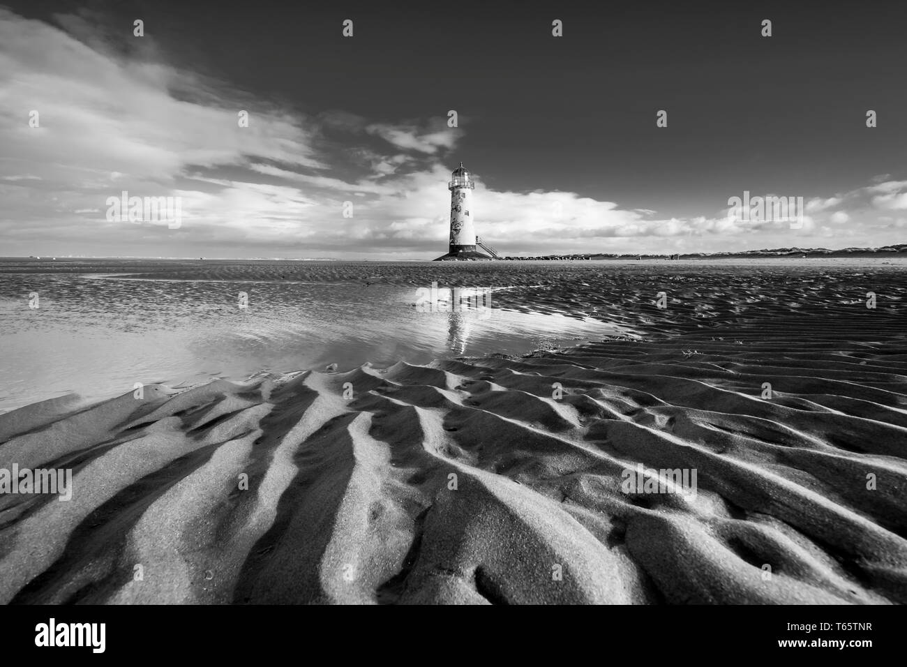 Se penchant légèrement le phare de Talacre et plage de Prestatyn sur la côte nord du Pays de Galles Banque D'Images
