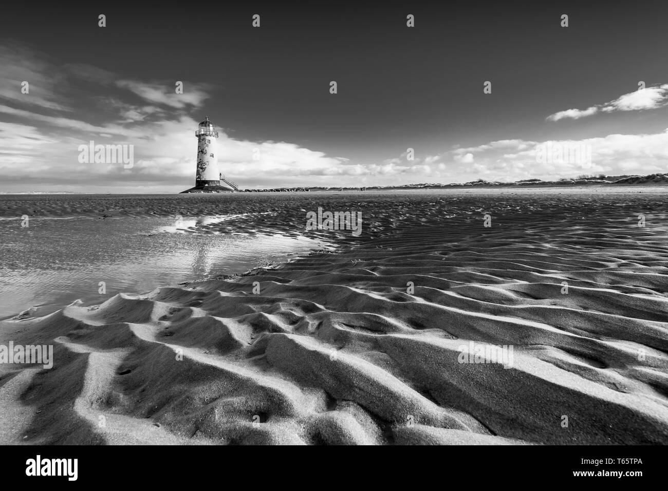Se penchant légèrement le phare de Talacre et plage de Prestatyn sur la côte nord du Pays de Galles Banque D'Images