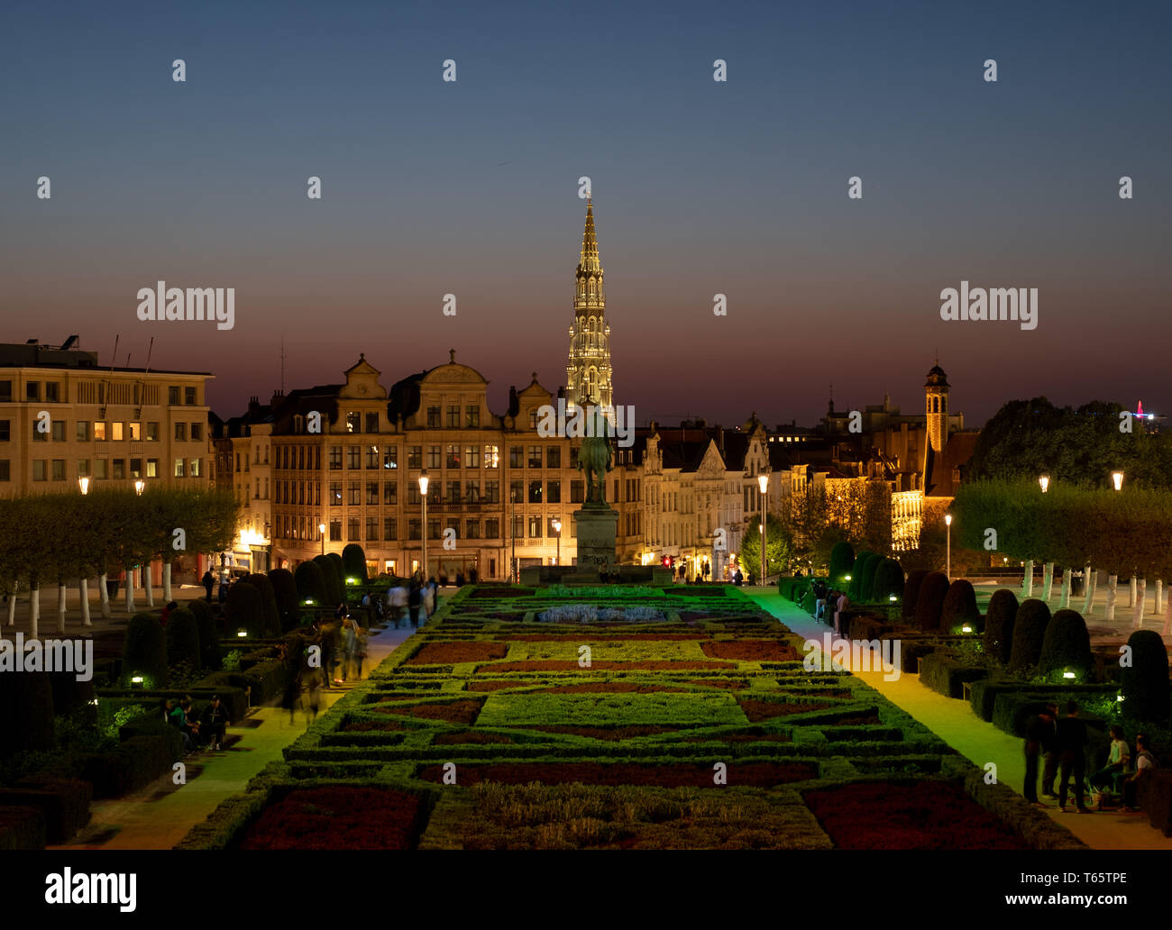 La flèche de l'Hôtel de Ville de Bruxelles sur la Grand Place est visible sur l'horizon, photographié par-dessus l'allumé Mont des Arts gardens au crépuscule. Banque D'Images