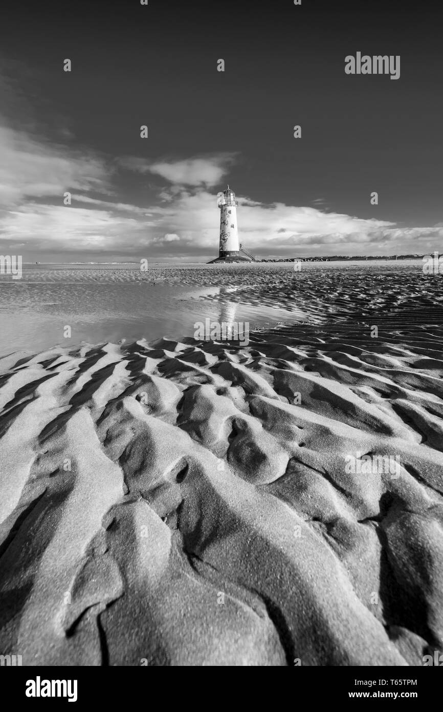Se penchant légèrement le phare de Talacre et plage de Prestatyn sur la côte nord du Pays de Galles Banque D'Images