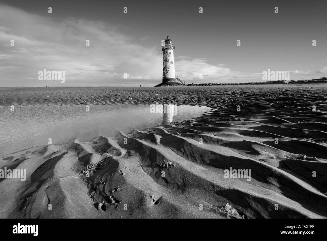 Se penchant légèrement le phare de Talacre et plage de Prestatyn sur la côte nord du Pays de Galles Banque D'Images