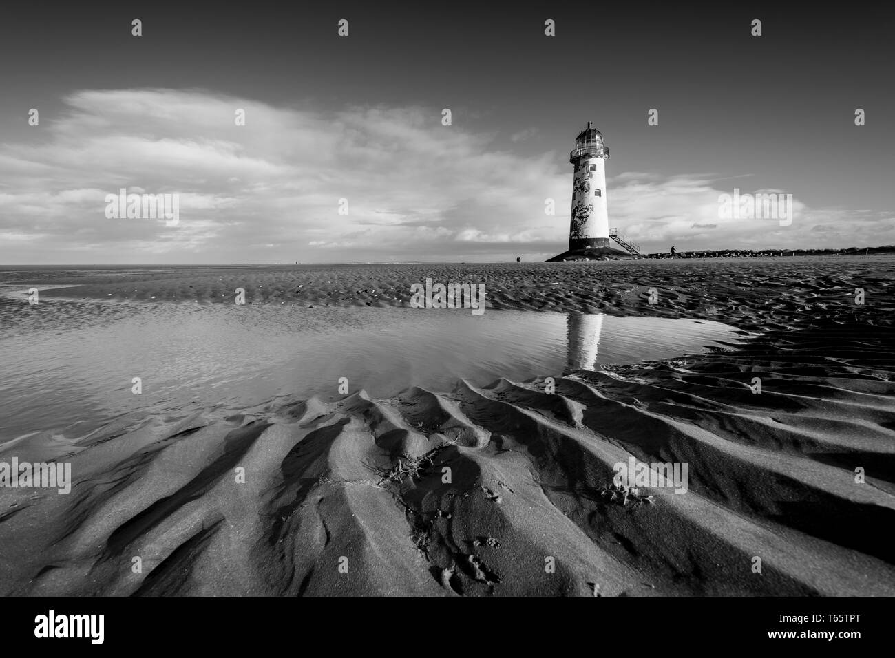 Se penchant légèrement le phare de Talacre et plage de Prestatyn sur la côte nord du Pays de Galles Banque D'Images
