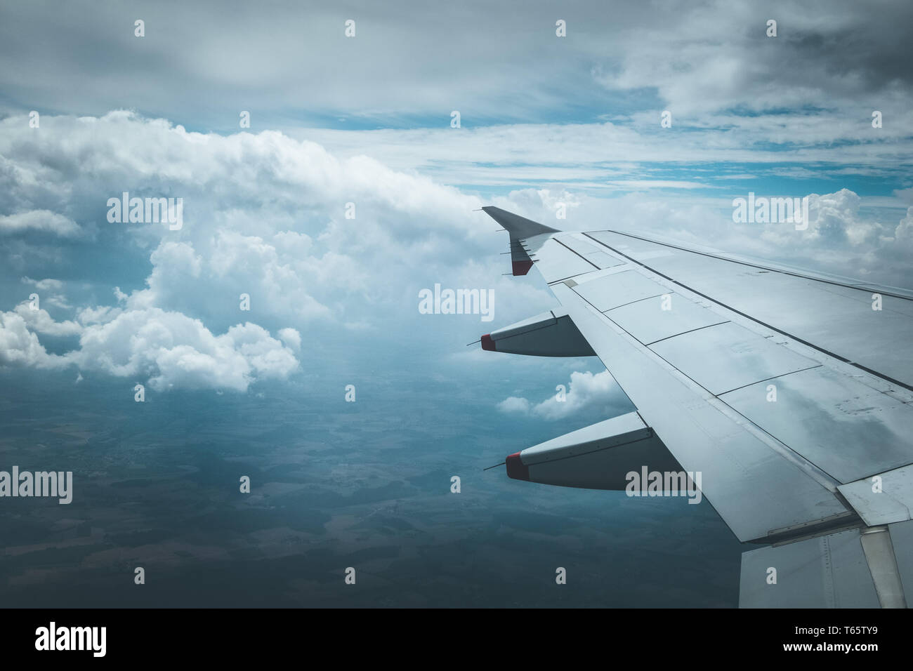 Vue d'une aile d'avion gris par la fenêtre de l'avion. Le réchauffement climatique. Banque D'Images