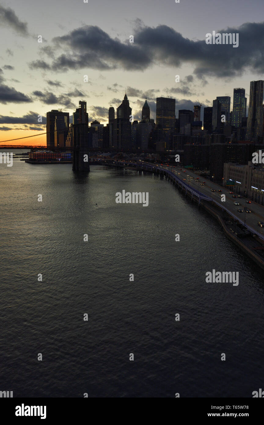 Vue de Manhattan avec pont de Brooklyn au coucher du soleil. Banque D'Images