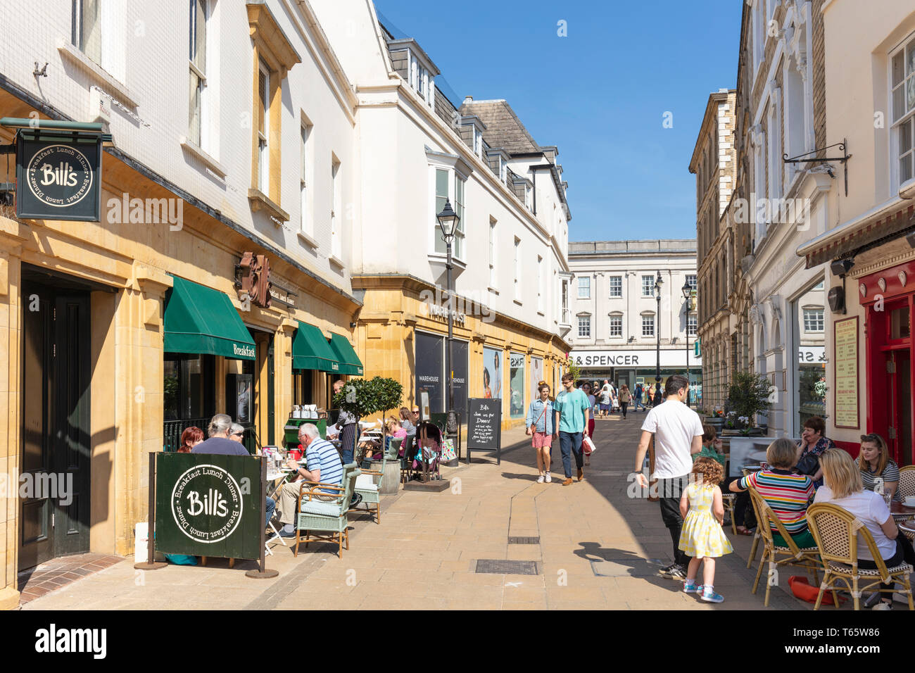 Boutiques cafés et restaurants sur la rue Regent Gloucestershire Cheltenham Spa England UK GO Europe Banque D'Images