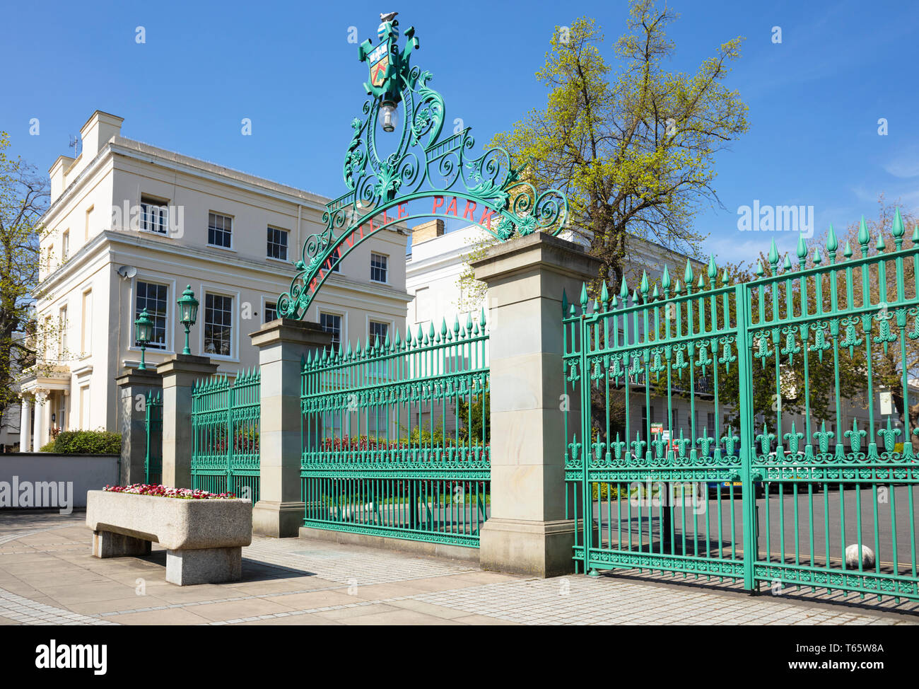 Portes d'entrée nouvellement peintes de Pittville Park gates Gloucestershire Cheltenham Spa England UK GO Europe Banque D'Images