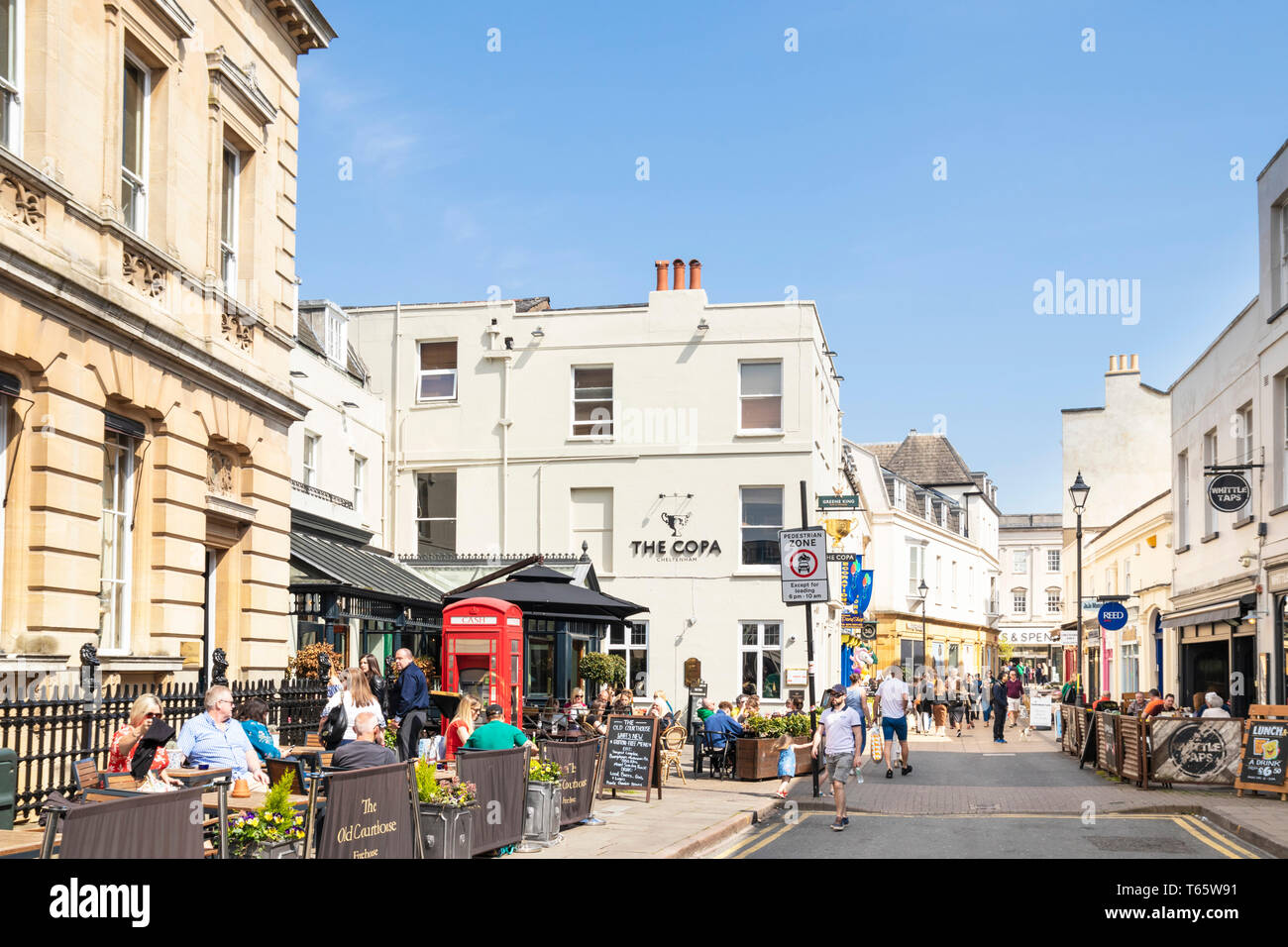 Boutiques cafés et restaurants sur la rue Regent Gloucestershire Cheltenham Spa England UK GO Europe Banque D'Images