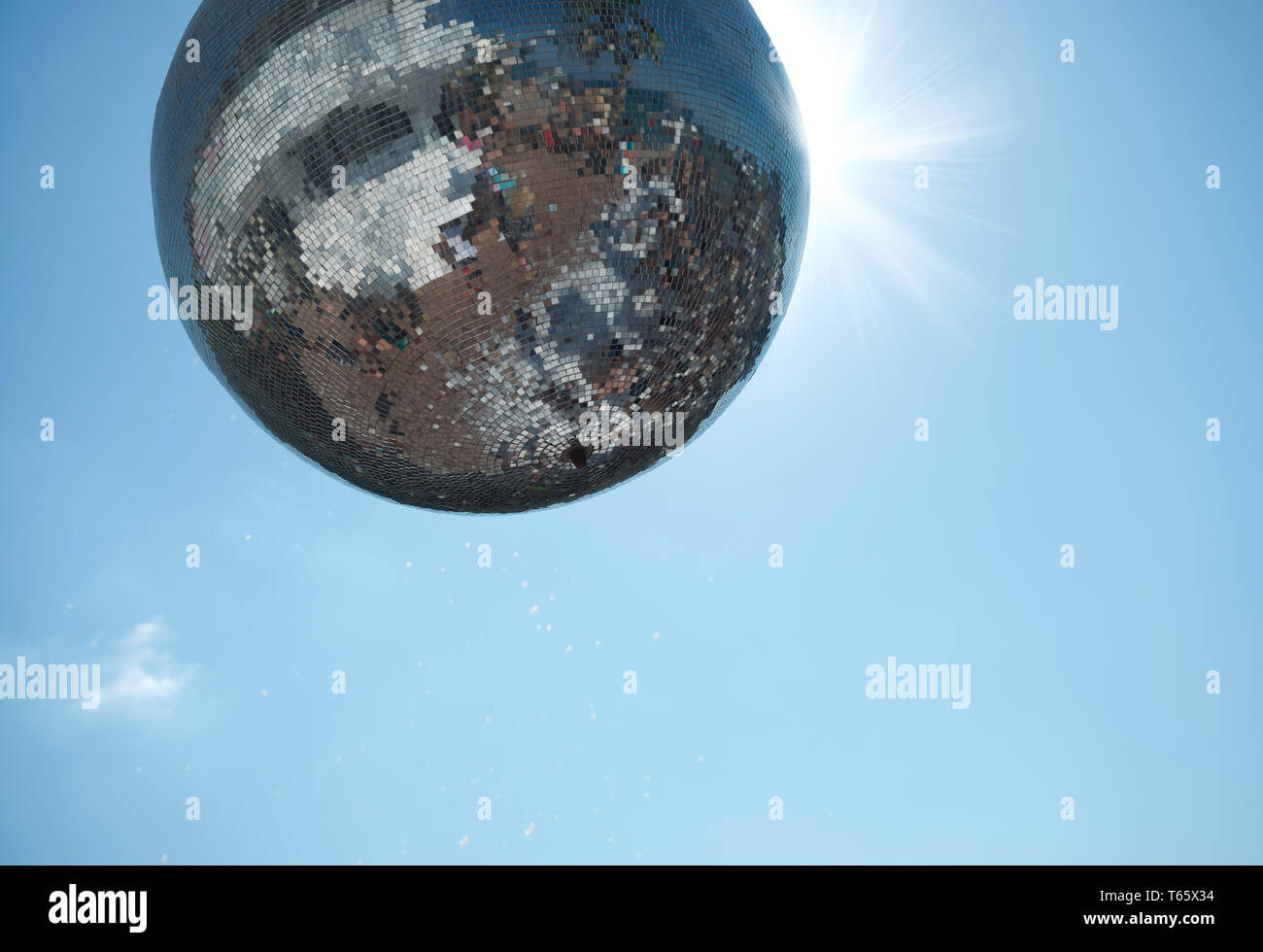 Boules disco au soleil. Glitter ball géant, avec le ciel comme arrière-plan. Boule disco miroir. Banque D'Images