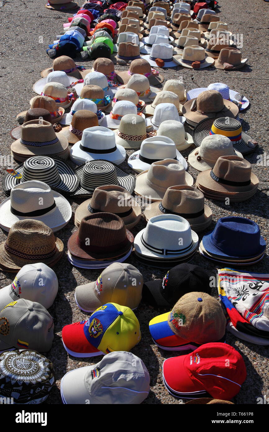 Sélection de chapeaux pour la vente dans le château de San Felipe de  Barajas à Carthagène, Colombie Photo Stock - Alamy