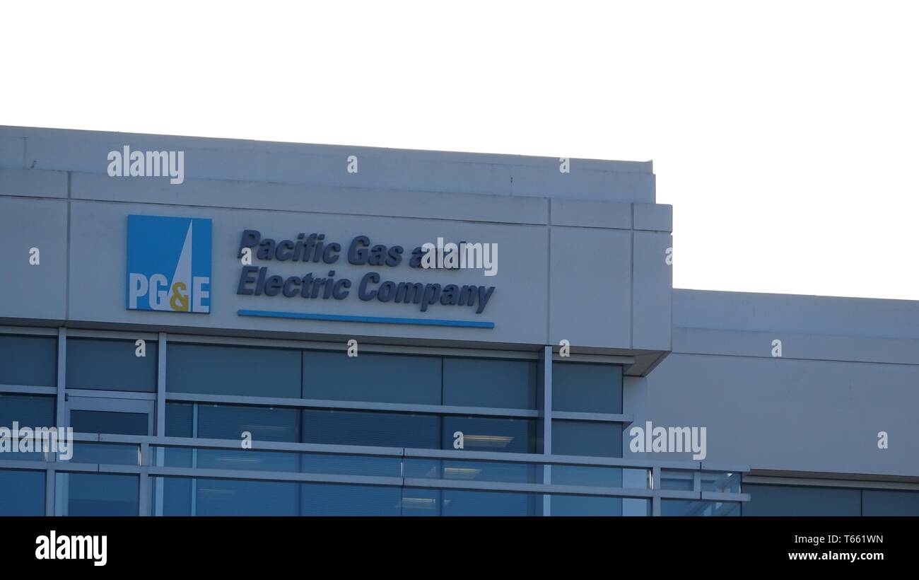 Close-up de logo au sommet de l'administration centrale de l'entreprise Pacific Gas and Electric à San Ramon, Californie, l'entreprise fait faillite en 2019 suite à une traînée de préoccupations en matière de responsabilité, le 12 mars 2019. () Banque D'Images