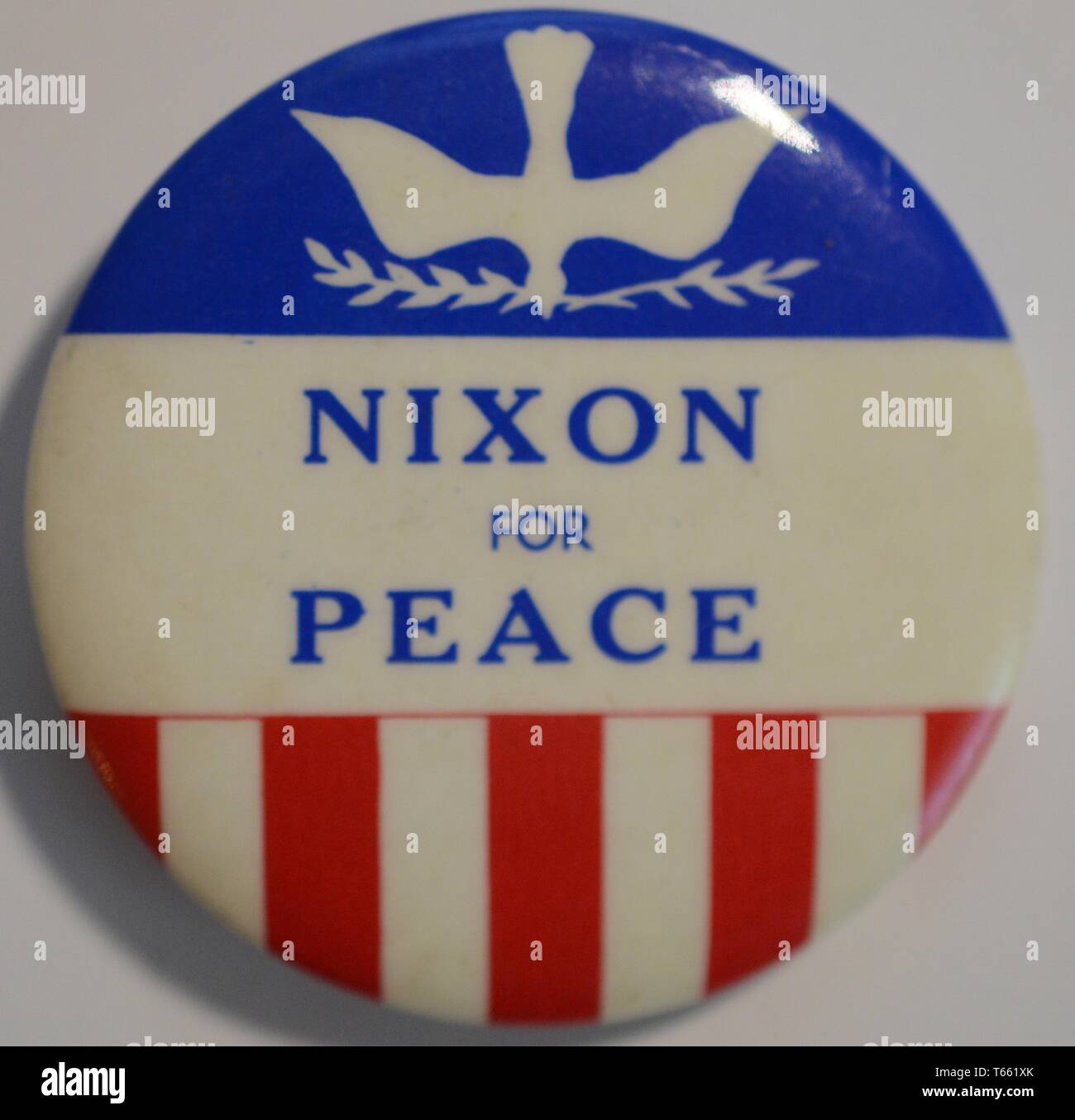 Rouge, blanc et bleu bouton ou l'axe de la campagne, avec la silhouette d'une colombe tenant une branche d'olivier et le message 'Nixon pour la paix", 1968. () Banque D'Images