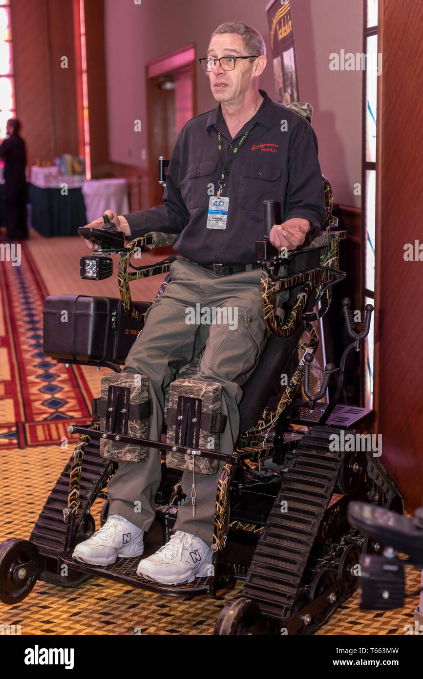 Mt. Agréable, Michigan - Brian Reno démontre l'action Trackstander, un fauteuil roulant motorisé tout-terrain construit par Trackchair d'action pour les personnes handicapées Banque D'Images