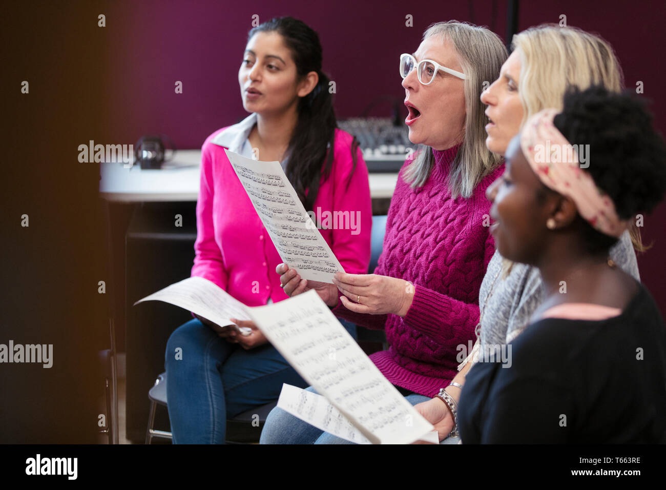 Choeur de femmes avec des partitions de musique le chant en studio d'enregistrement musique Banque D'Images Choeur de femmes avec des partitions de musique le chant en studio d'enregistrement musique Banque D'Images