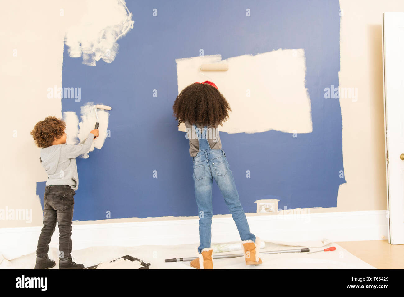 Frère et sœur painting wall Banque D'Images