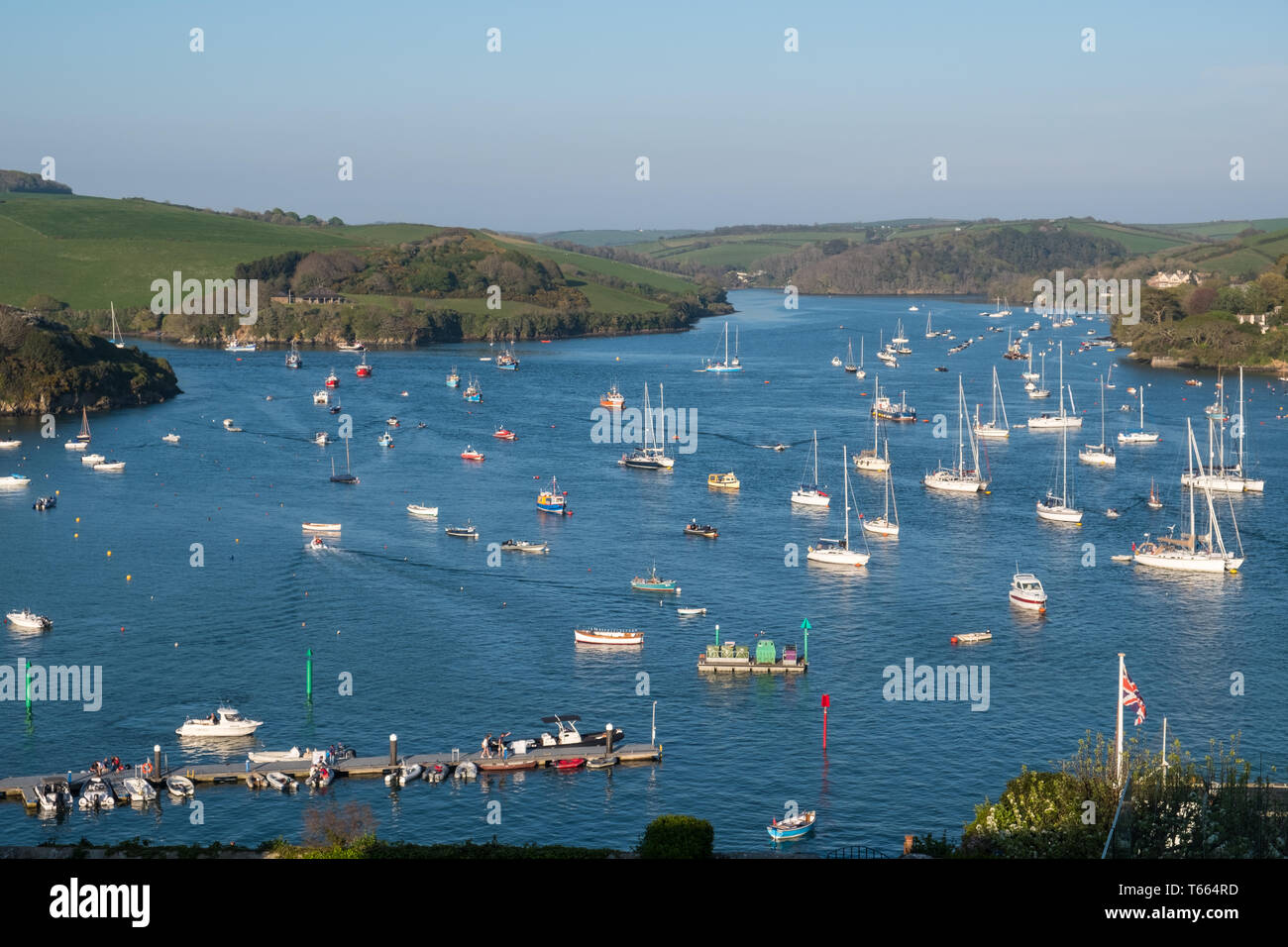 Vue de l'estuaire de Salcombe avec bateaux amarrés dans c Banque D'Images