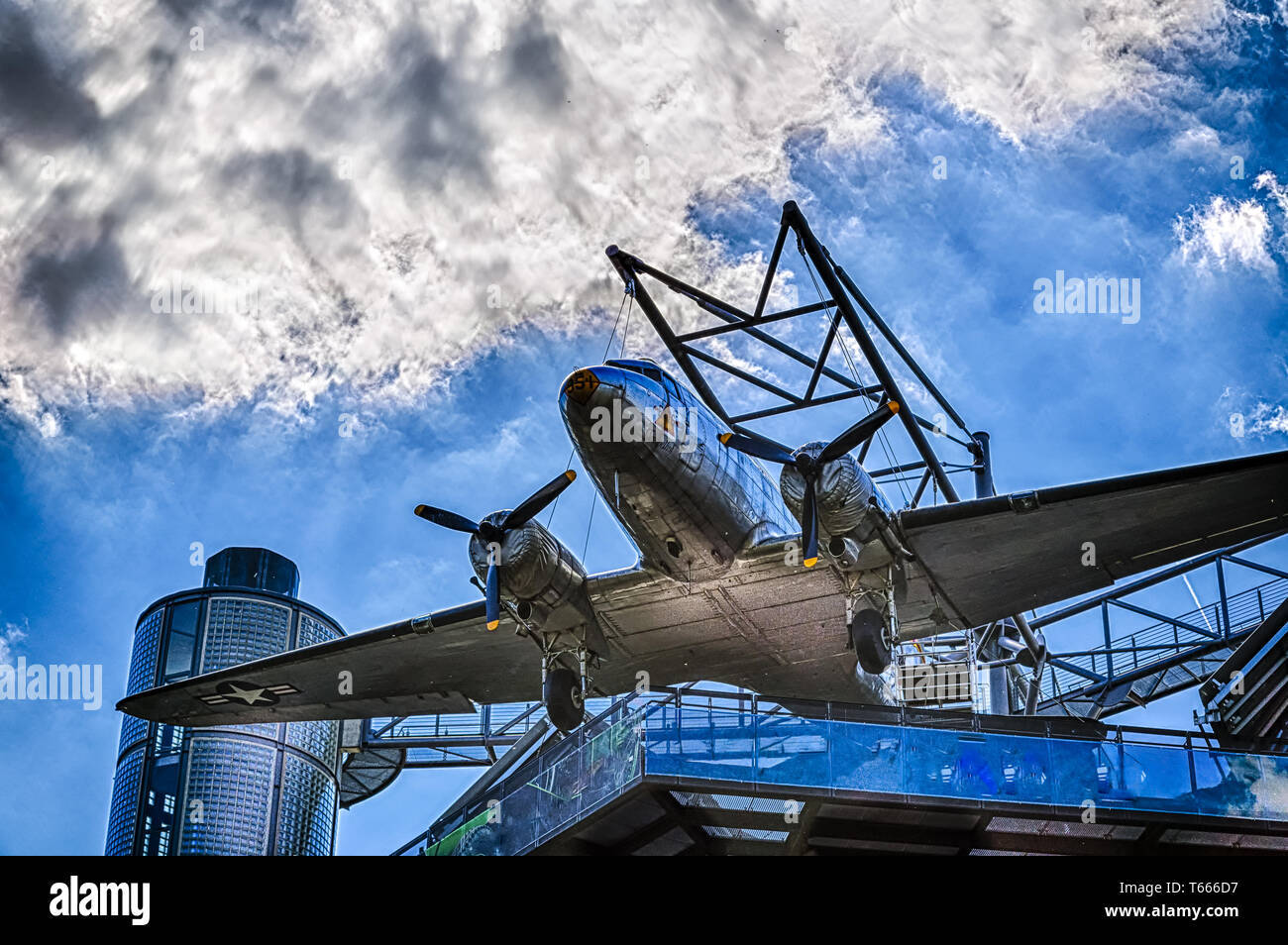Rosinenbomber avion à Berlin sur un toit avec ciel dramatique Banque D'Images