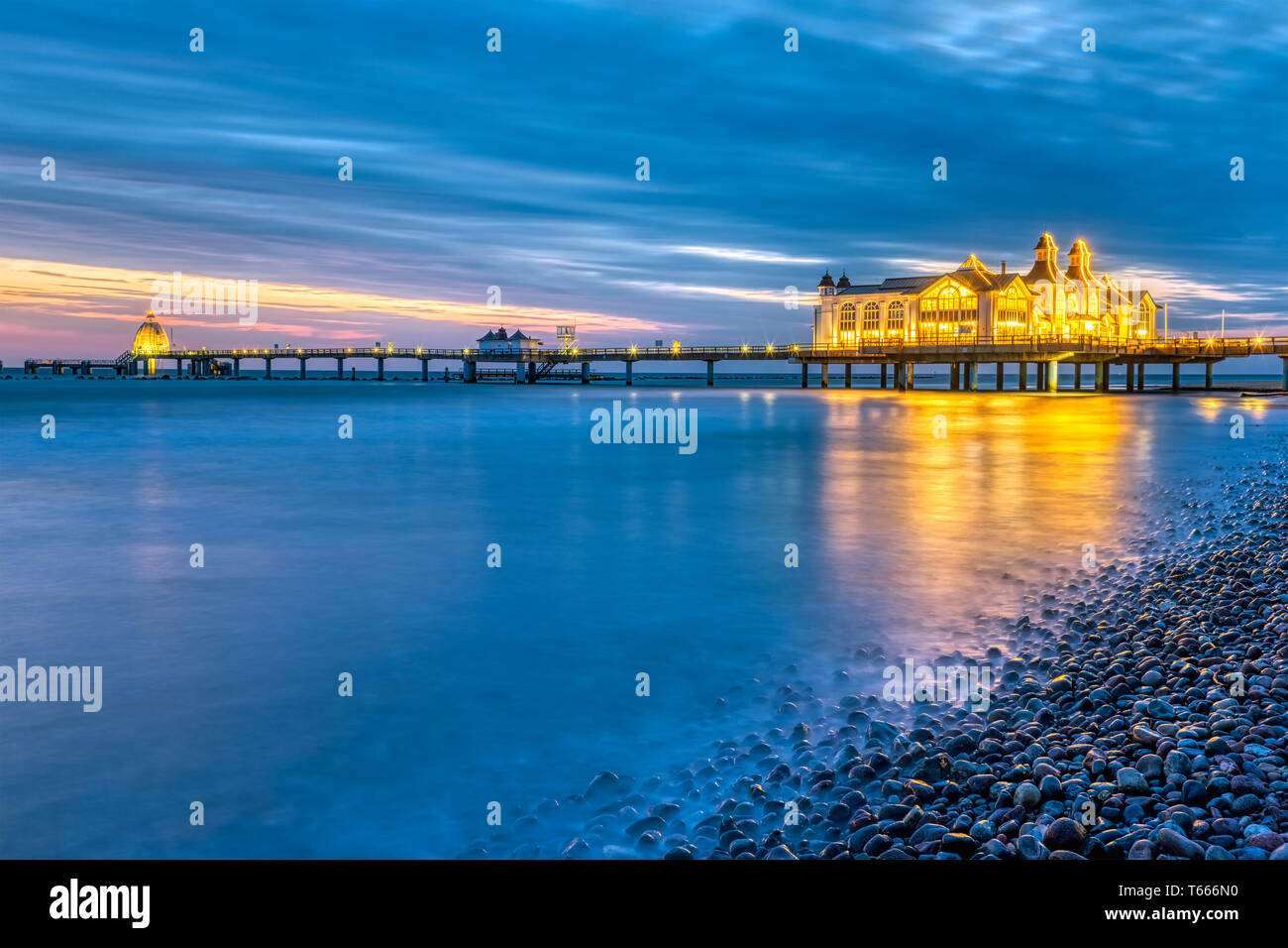 La mer de la jetée de Binz sur l'île de Rügen en Allemagne lors d'une belle aube Banque D'Images