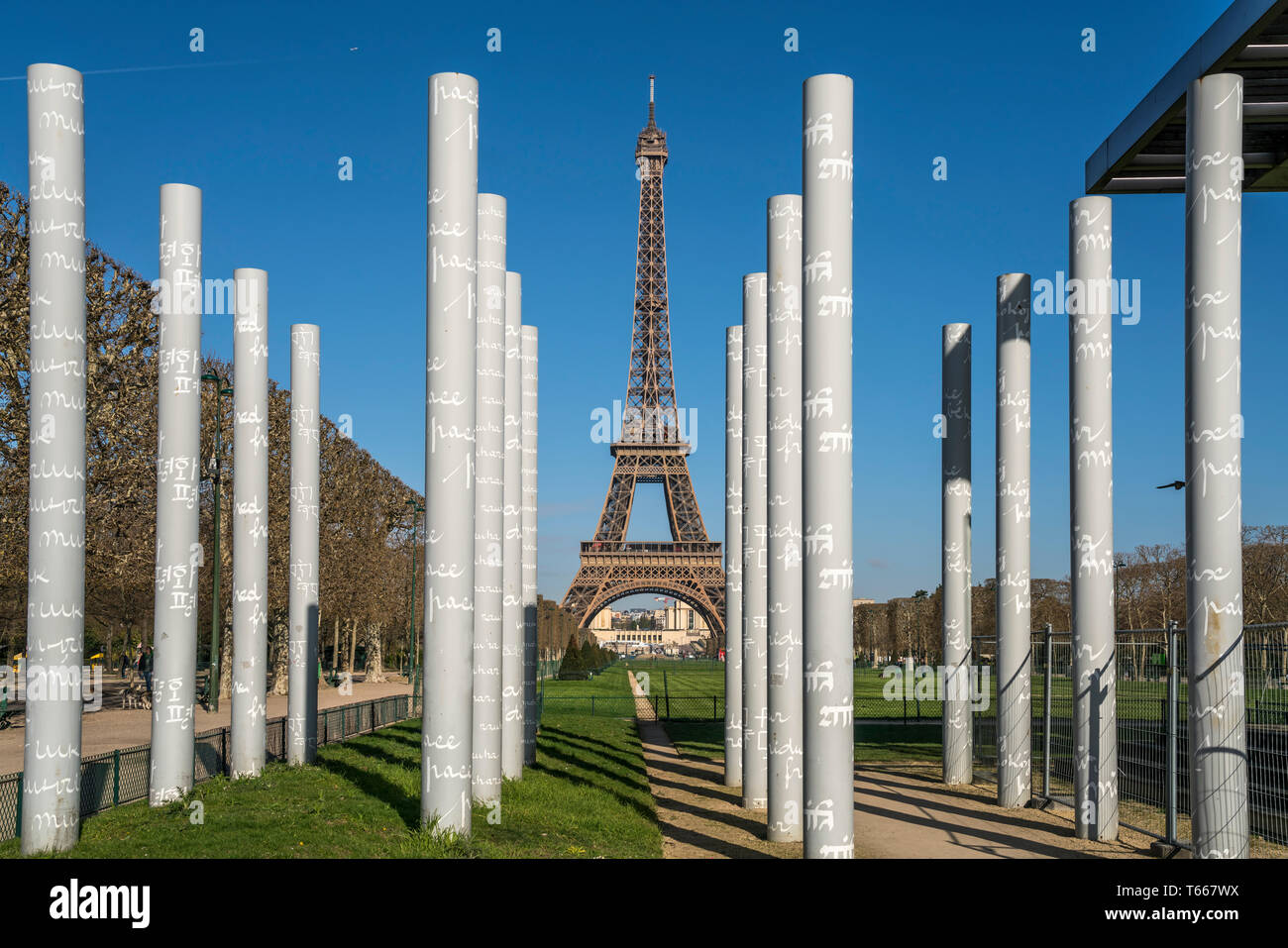 Denkmal Mauer des Friedens und der Eiffelturm à Paris, Frankreich | Mur pour la paix et la Tour Eiffel, Paris, France Banque D'Images