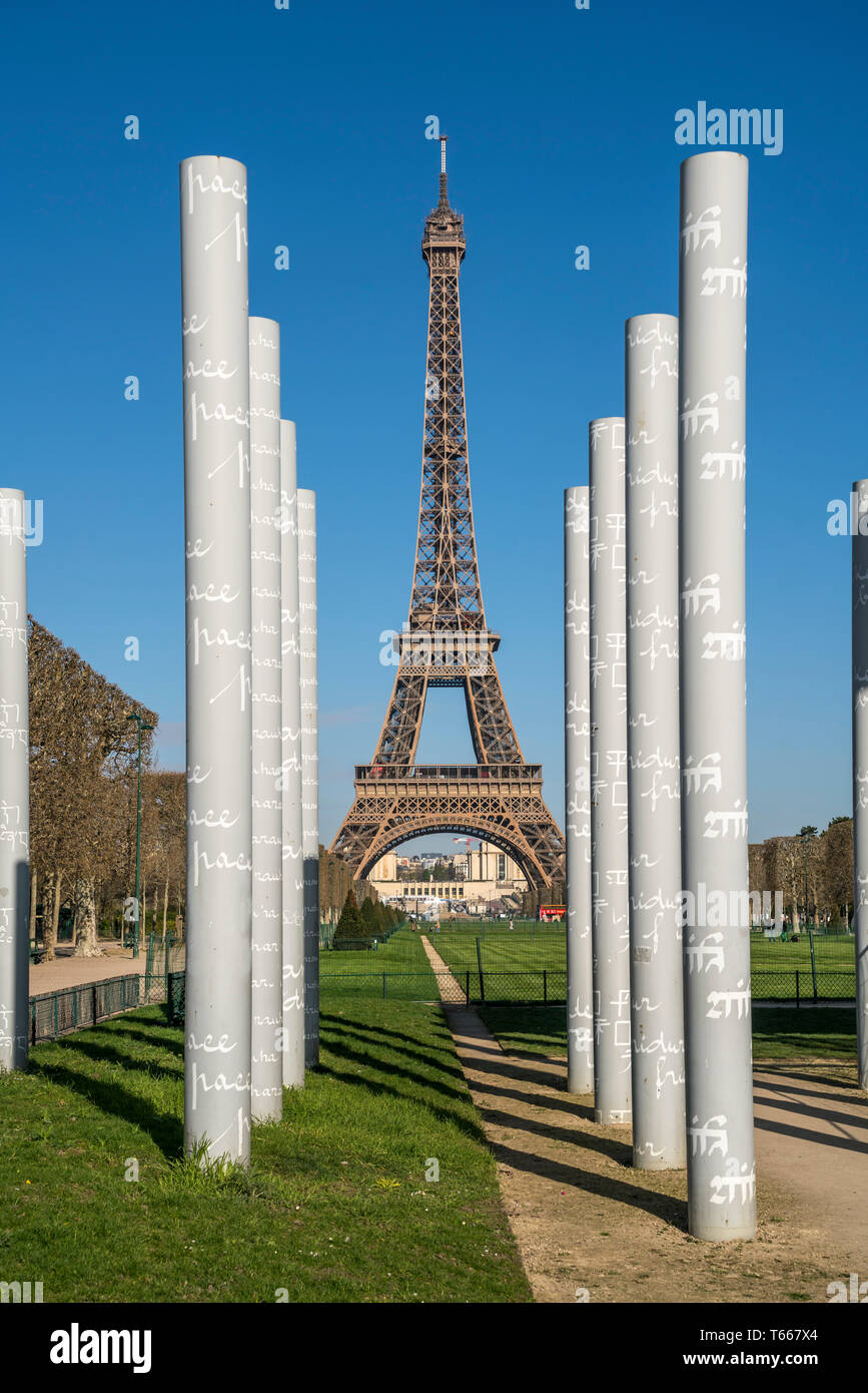 Denkmal Mauer des Friedens und der Eiffelturm à Paris, Frankreich | Mur pour la paix et la Tour Eiffel, Paris, France Banque D'Images