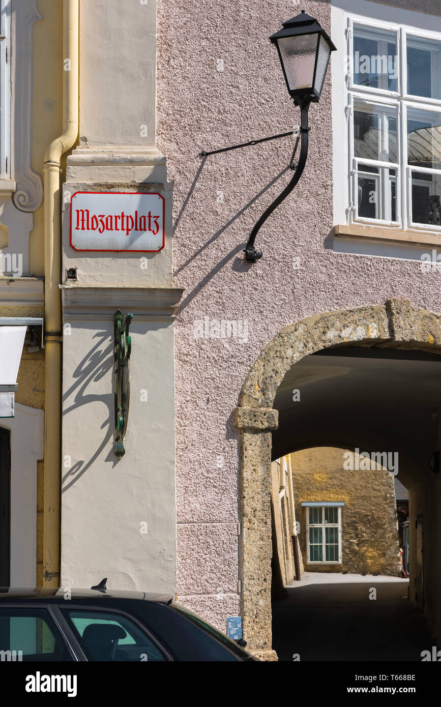 Mozartplatz Salzbourg, vue d'une plaque de rue situés sur un bâtiment de l'époque baroque dans Mozartplatz dans la vieille ville de Salzbourg, en Autriche. Banque D'Images