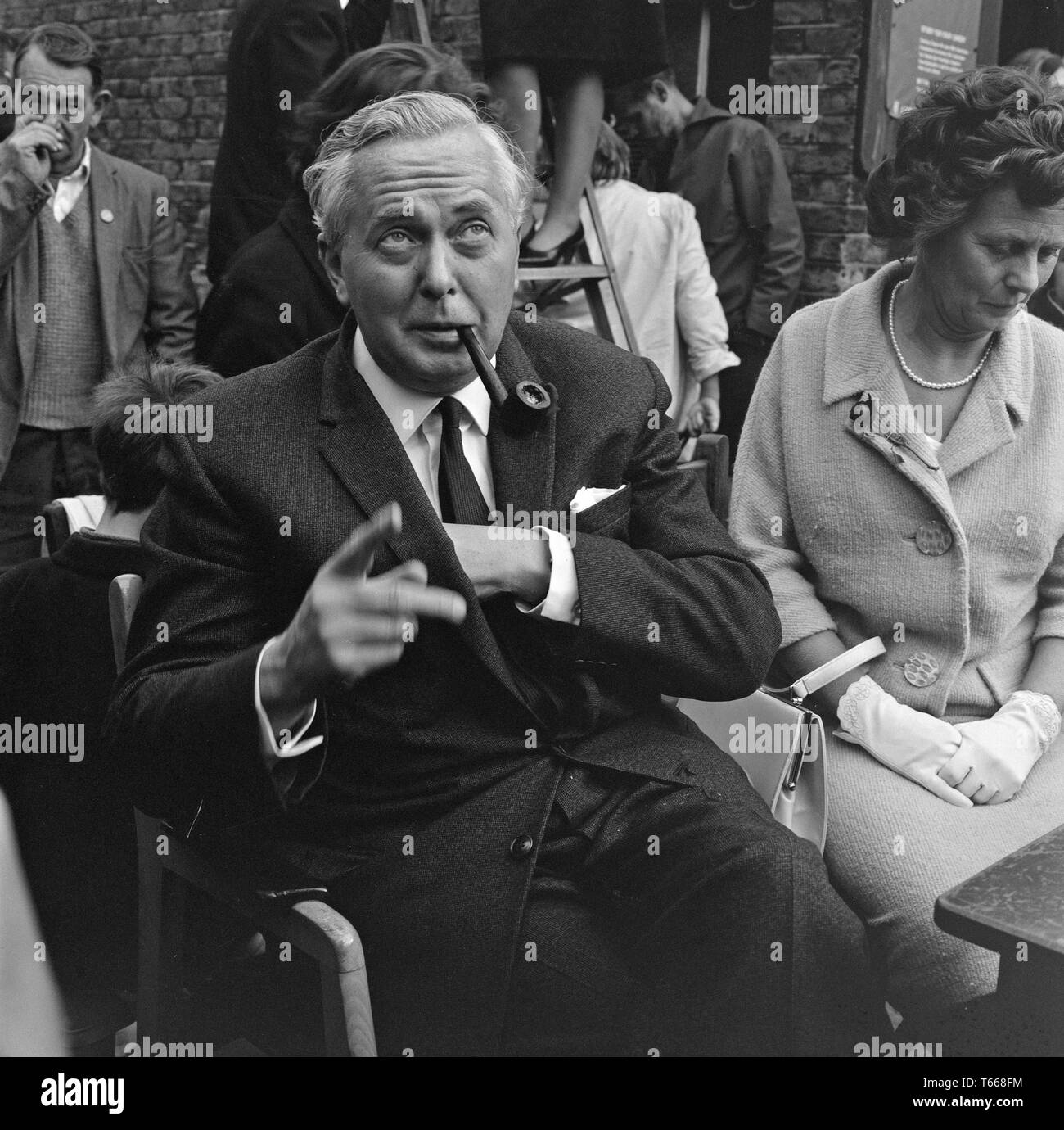 Homme politique et, finalement, le premier ministre Harold Wilson, faisait campagne dans Lewisham, dans le sud de Londres, au cours de l'élection générale britannique de 1964. Son épouse, Mary, assise à côté de lui. Banque D'Images