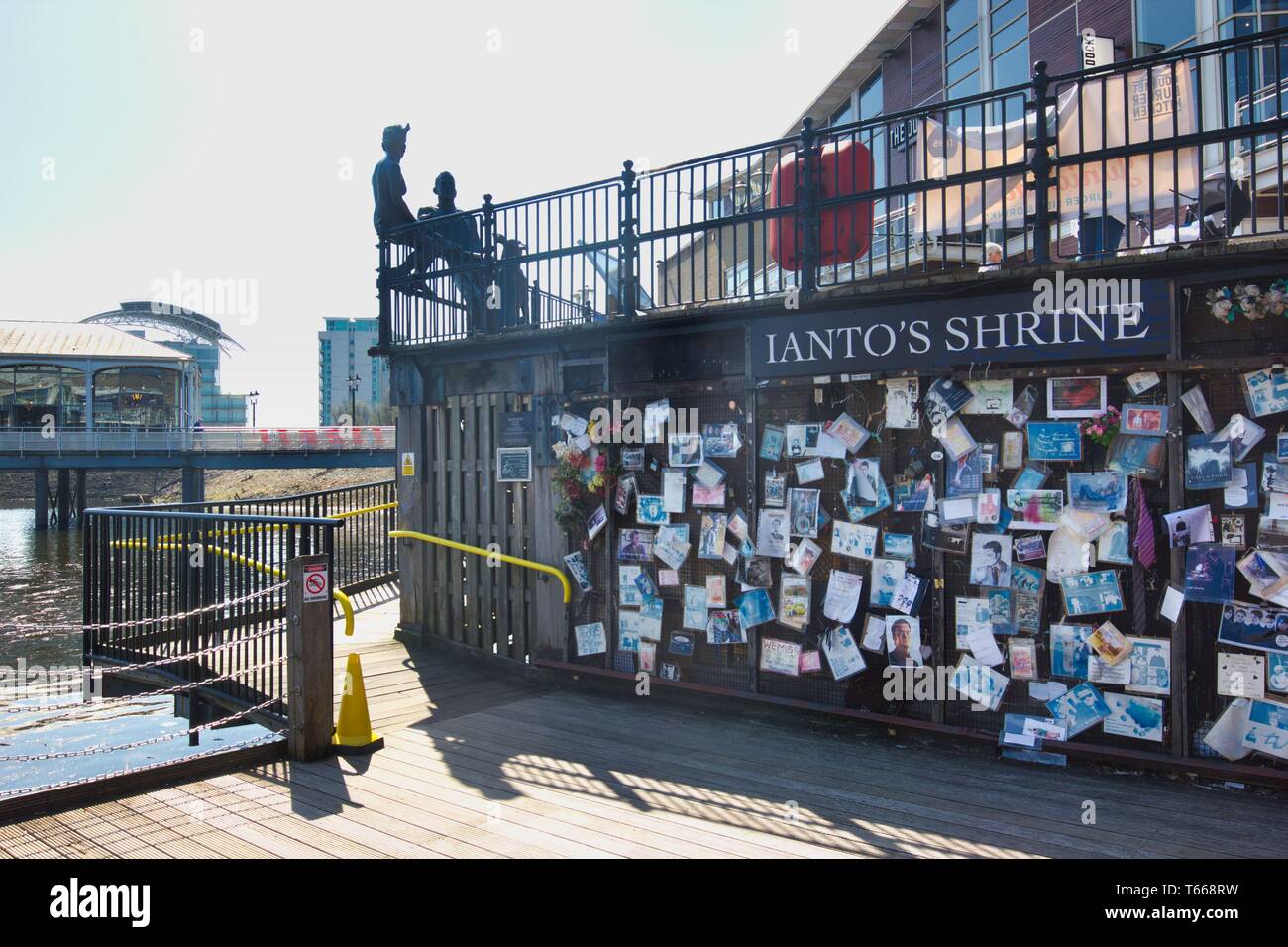 Sanctuaire de Ianto et "Des gens comme nous" sculpture, Mermaid Quay, la baie de Cardiff, Cardiff, Pays de Galles, Royaume-Uni. Banque D'Images