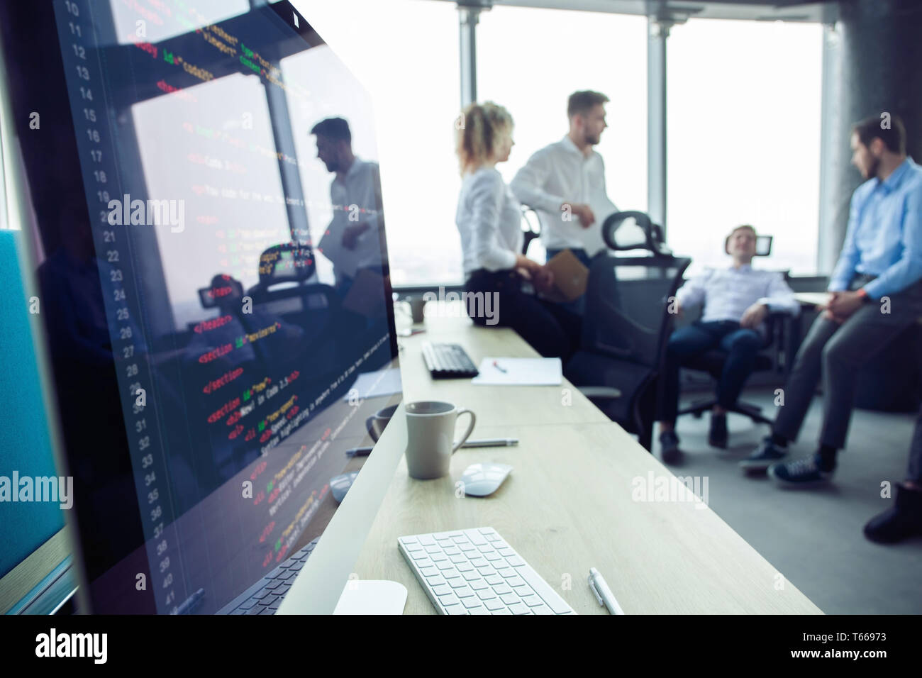 Close-up de travail dans un bureau moderne avec des gens d'affaires derrière. Collègues de travail pour discuter de leurs futurs plans financiers. Banque D'Images