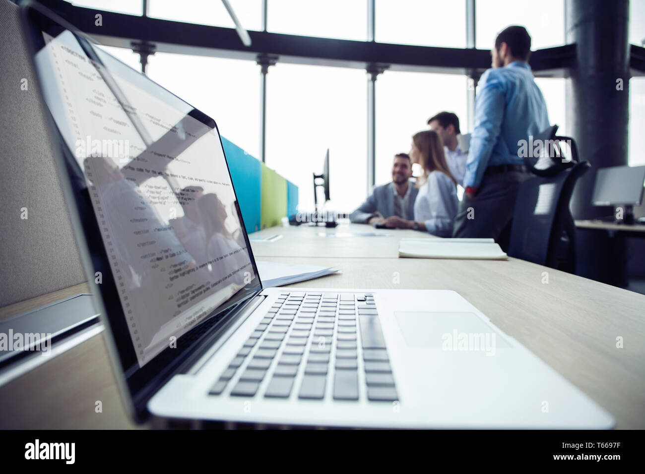 Close-up de travail dans un bureau moderne avec des gens d'affaires derrière. Collègues de travail pour discuter de leurs futurs plans financiers. Banque D'Images