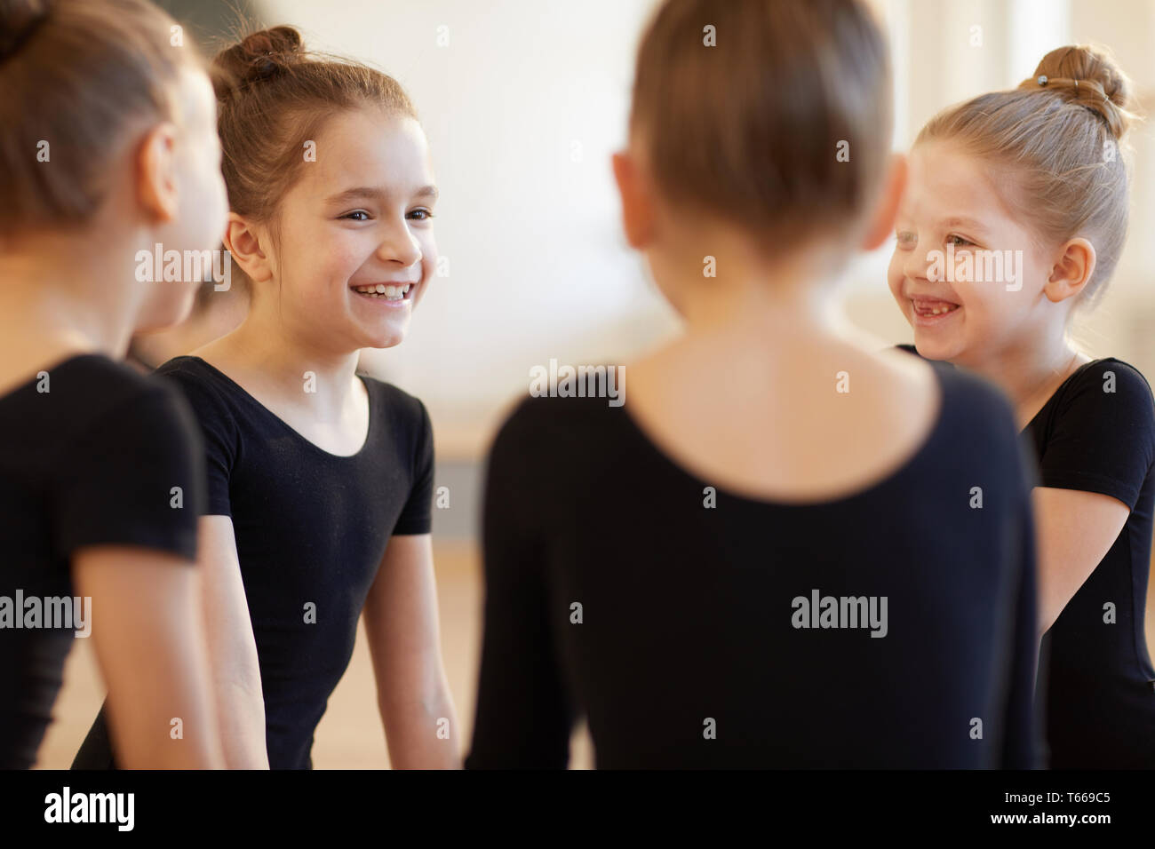 Les filles glousser en classe de danse Banque D'Images