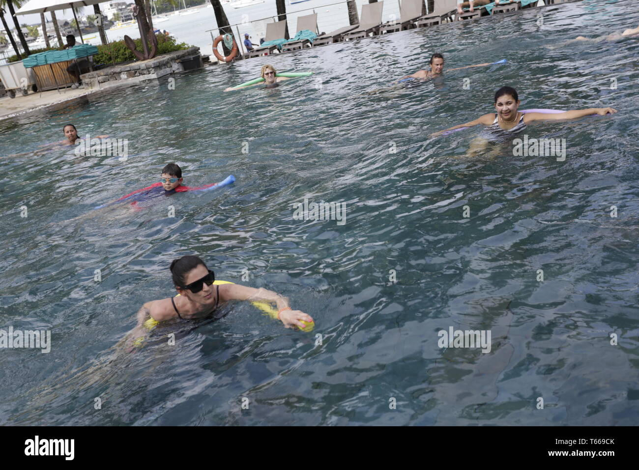 Remise en Forme Aquatique est défini comme les activités effectuées dans l'eau qui favorisent et améliorent l'aptitude physique et mentale. Banque D'Images