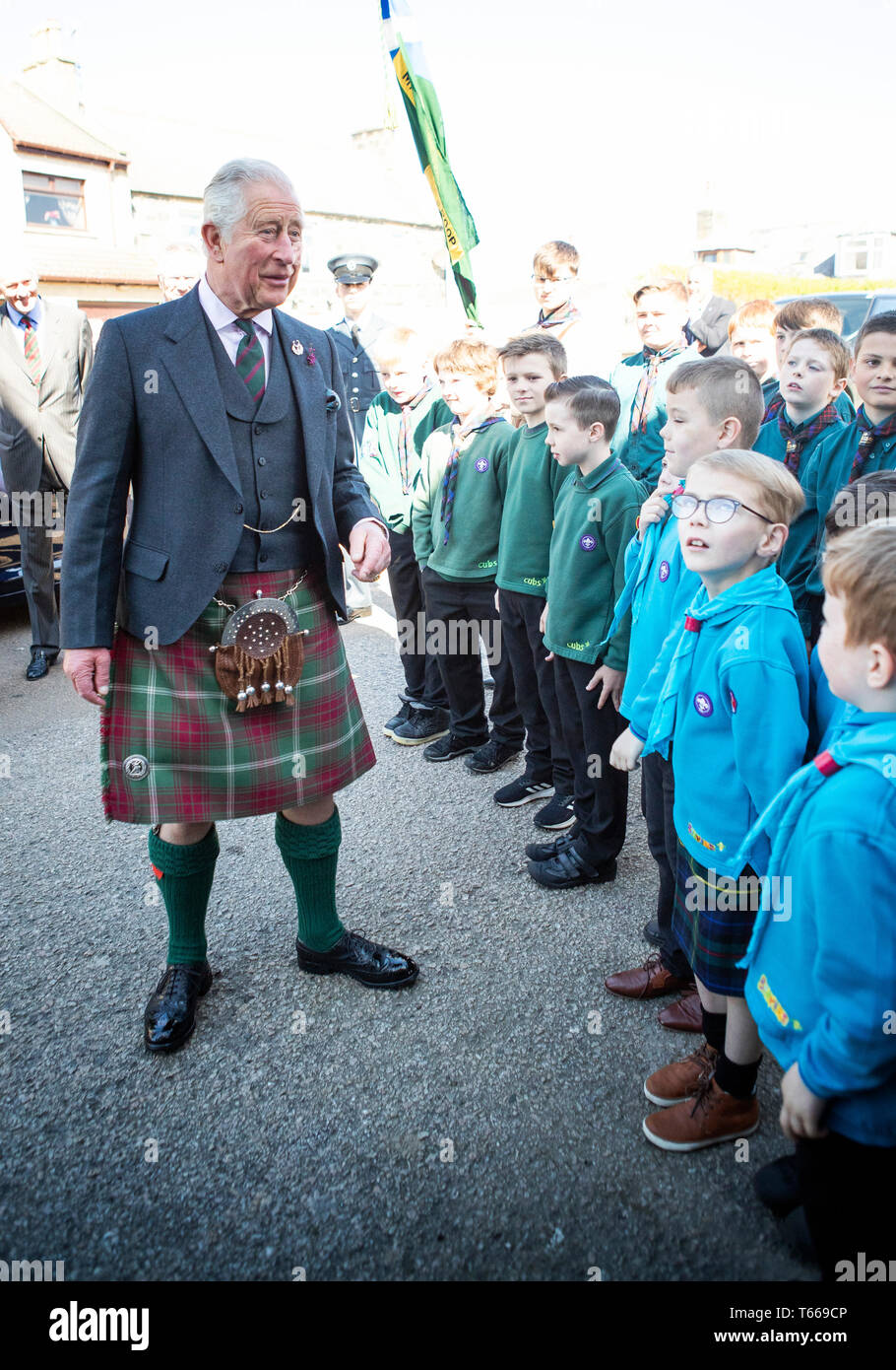 Le Prince de Galles, connu sous le nom de duc de Rothesay tandis qu'en Ecosse, répond aux scouts lors d'une visite à la Cabane Scoute 1ère Macduff dans Macduff, dans l'Aberdeenshire. Banque D'Images