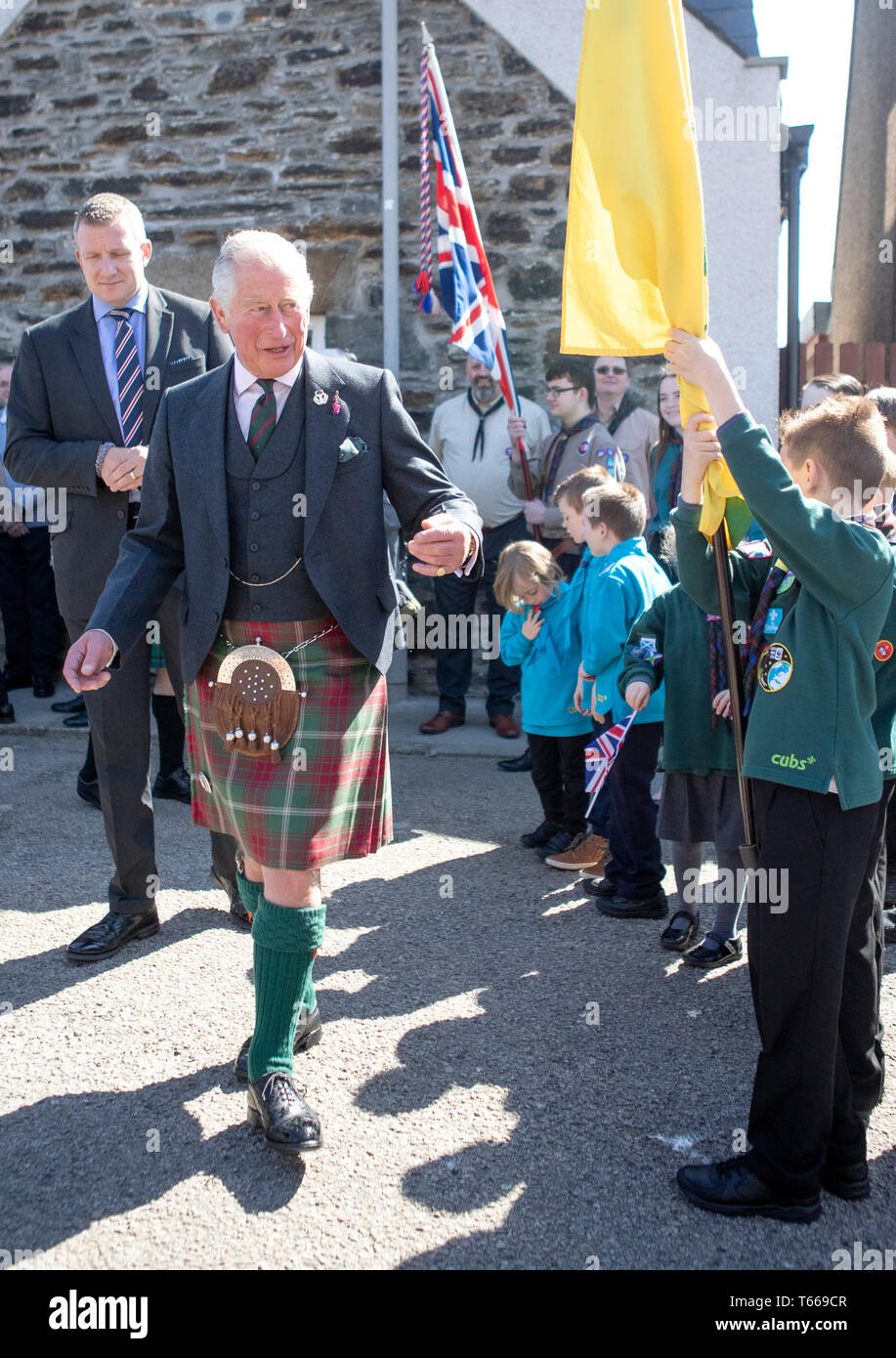Le Prince de Galles, connu sous le nom de duc de Rothesay tandis qu'en Ecosse, répond aux scouts lors d'une visite à la Cabane Scoute 1ère Macduff dans Macduff, dans l'Aberdeenshire. Banque D'Images