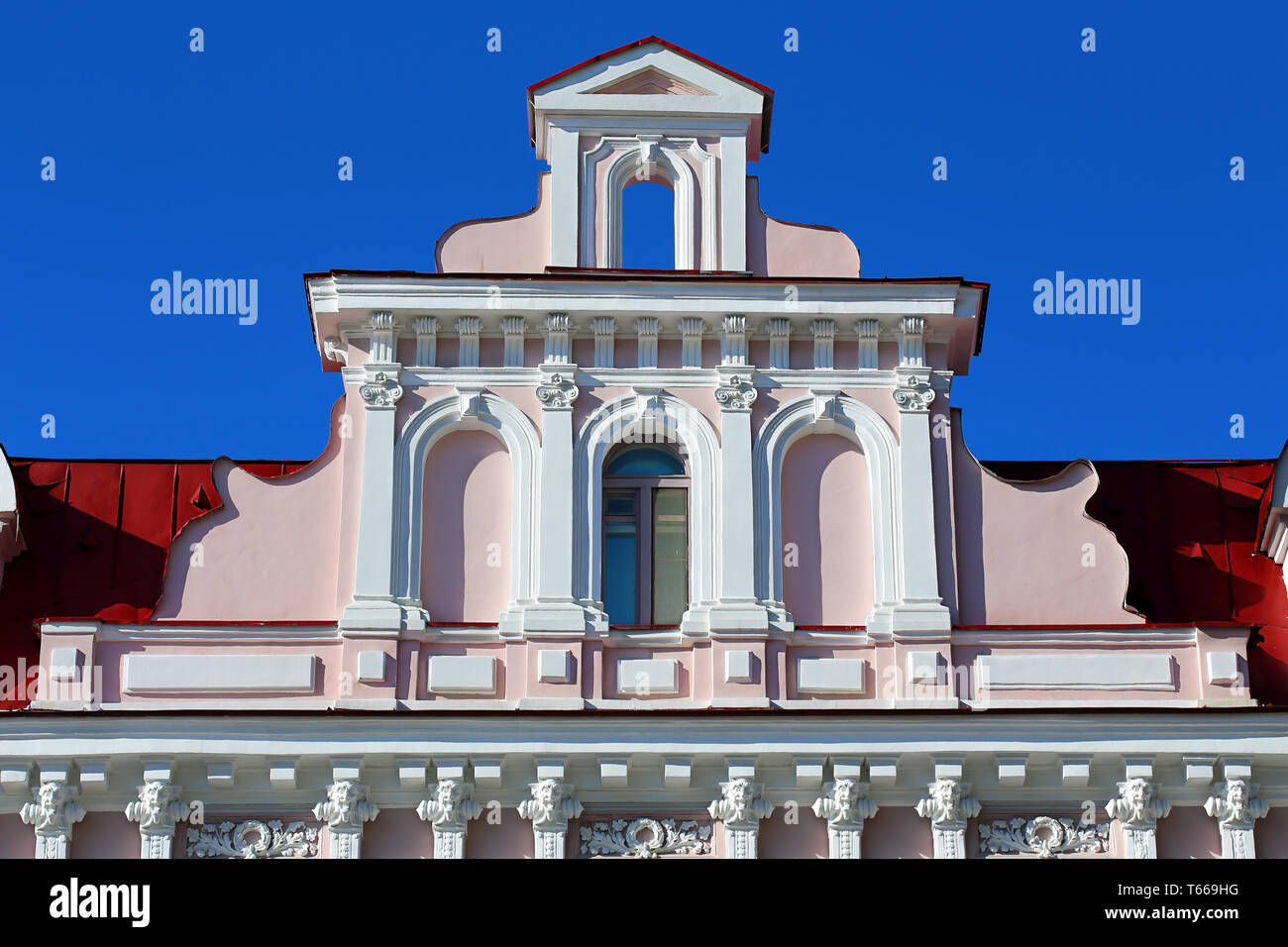 Détail d'un bâtiment du début du xxe siècle avec des colonnes et un arc Banque D'Images
