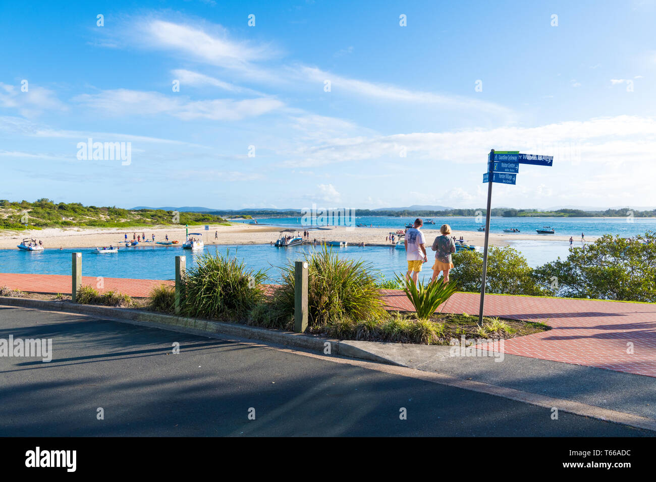 Forster, , Australia-April 20, 2019 : les personnes bénéficiant du beau temps au bord de l'eau dans la ville de Forster, une ville côtière dans la région des Grands Lacs r Banque D'Images