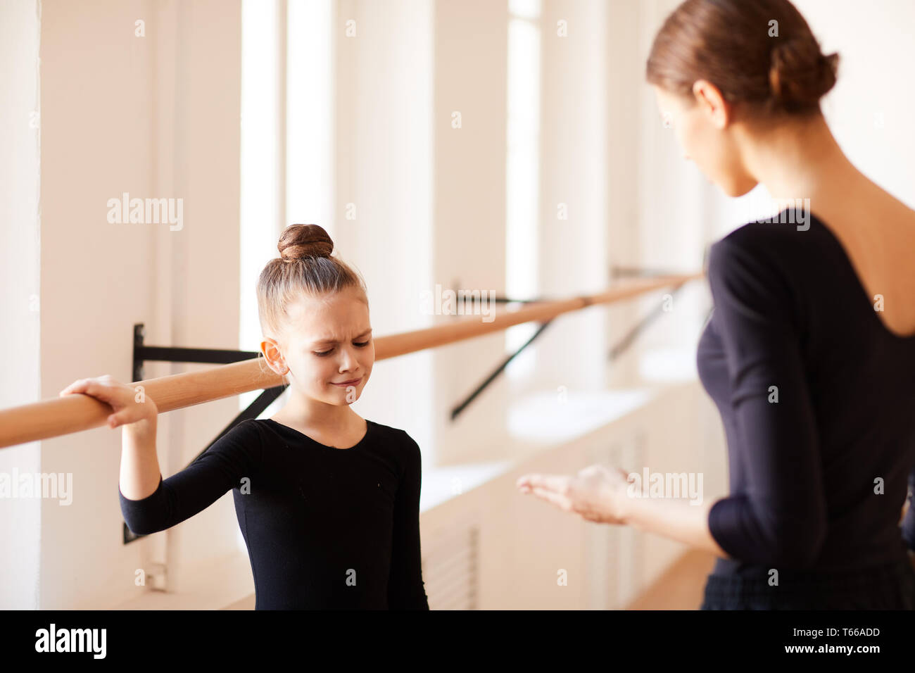Crying Girl in Ballet Class Banque D'Images