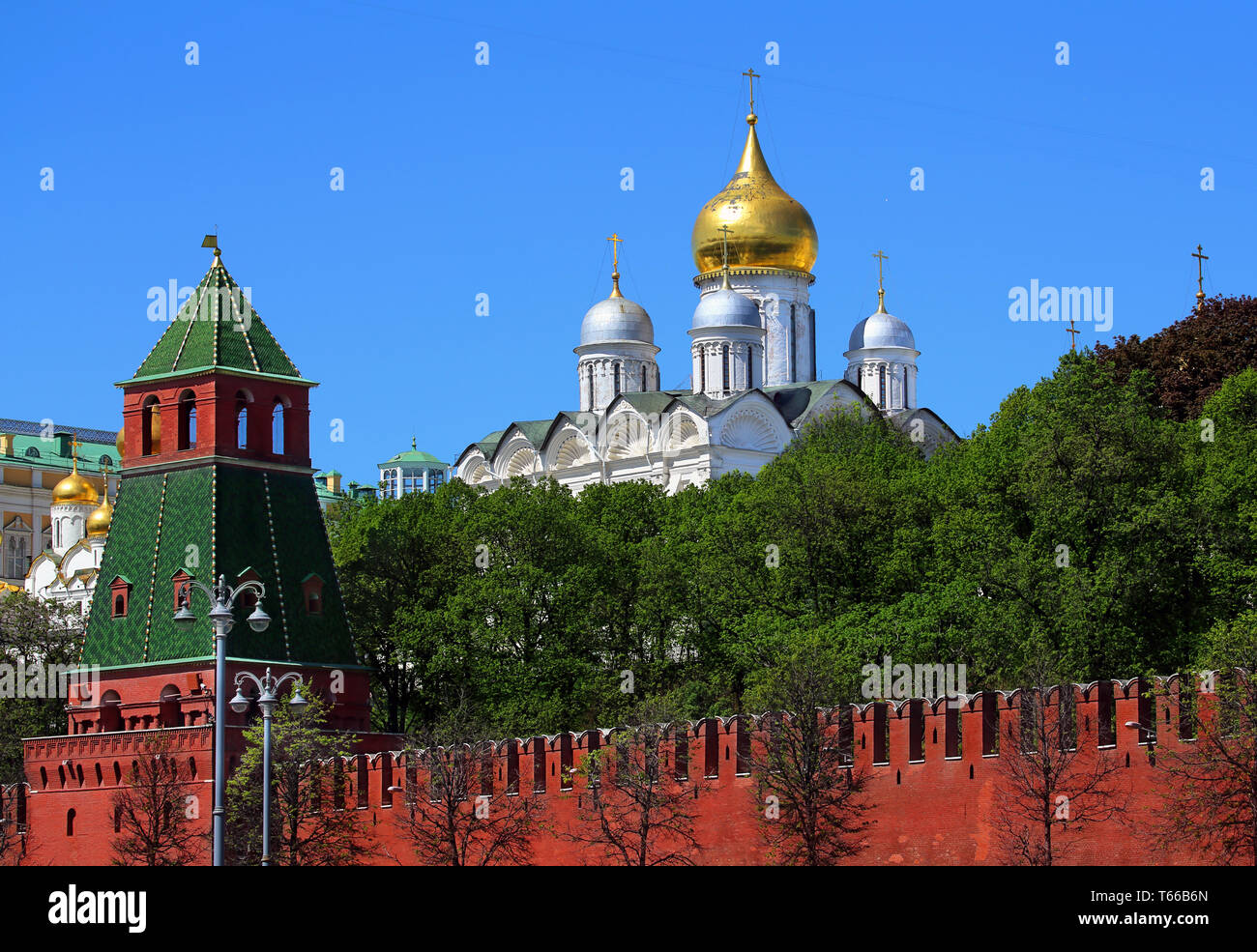 Vue de la tour et des cathédrales mur tente dômes dorés à Moscou Kemlin Banque D'Images