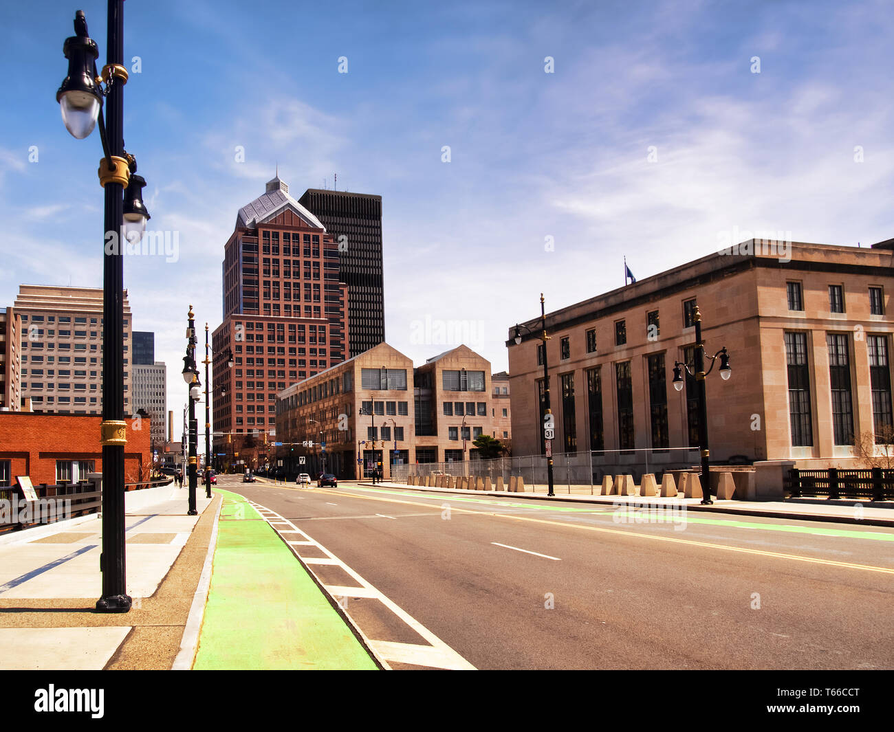 Rochester, New York, USA. Le 25 avril 2019. Avenue Du sud au centre-ville de Rochester, NY sur une belle après-midi de semaine de printemps Banque D'Images