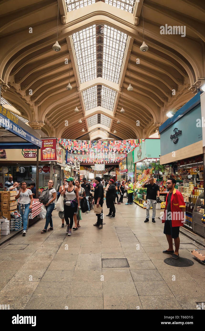 Sao Paulo, SP, BRÉSIL - 27 Février 2019 : à l'intérieur du Marché Municipal Paulistano, marché populaire avec des magasins qui vend des aliments frais comme les fruits, g Banque D'Images