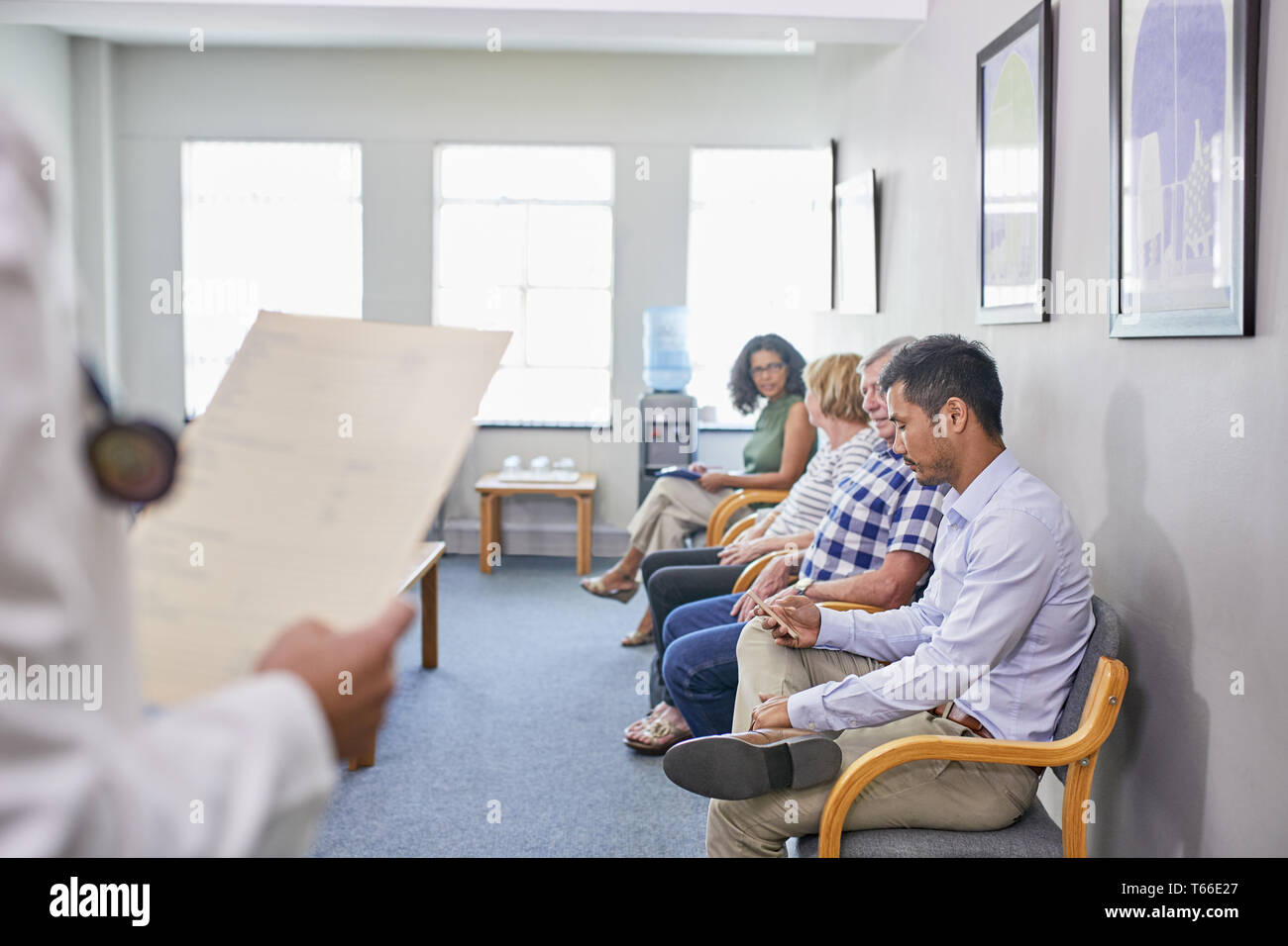 Patients en attente dans la salle d'attente de la clinique Banque D'Images