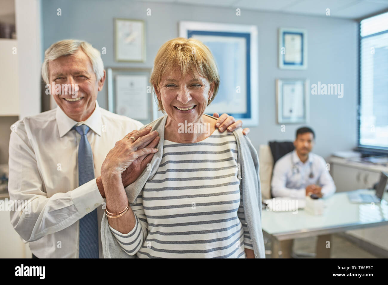 Portrait of happy senior couple laissant en pratique clinique office Banque D'Images