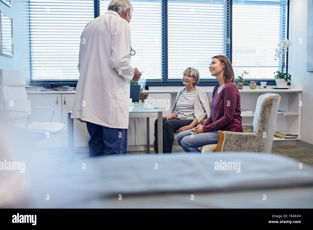 Médecin parlant avec les femmes au bureau de médecins de la clinique Banque D'Images