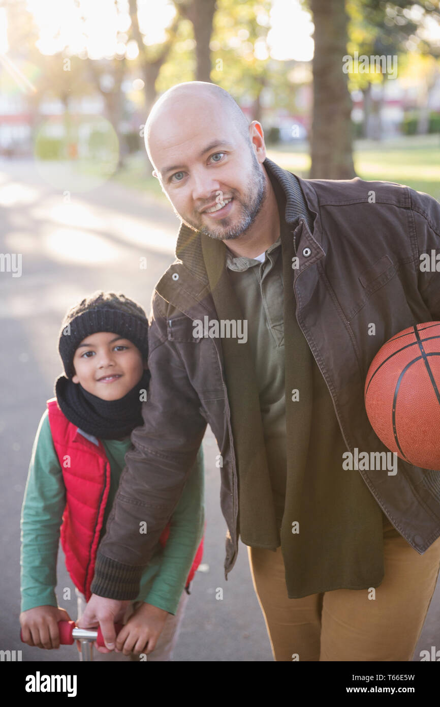 Portrait père et fils avec le basket-ball in autumn park Banque D'Images