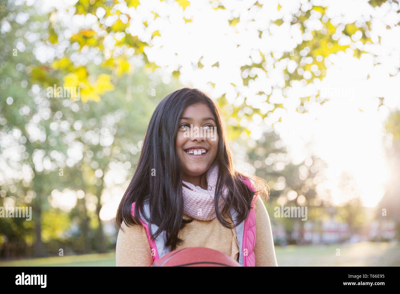 Smiling girl in autumn park Banque D'Images