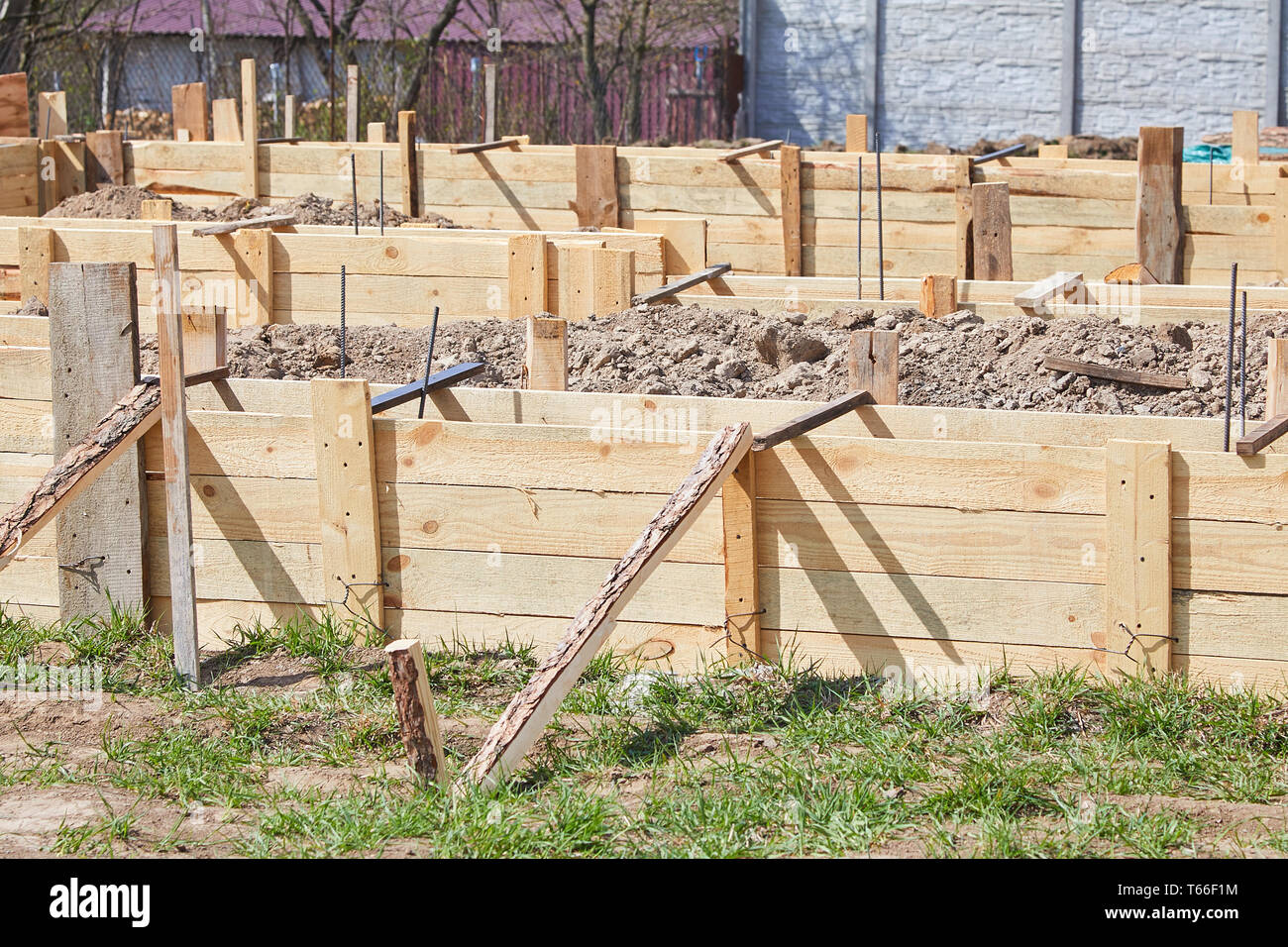 Coffrage en bois, base en béton pour un chalet. Gros plan d'une coffrage en bois avec renforts en acier pour la préparation de la dalle Banque D'Images