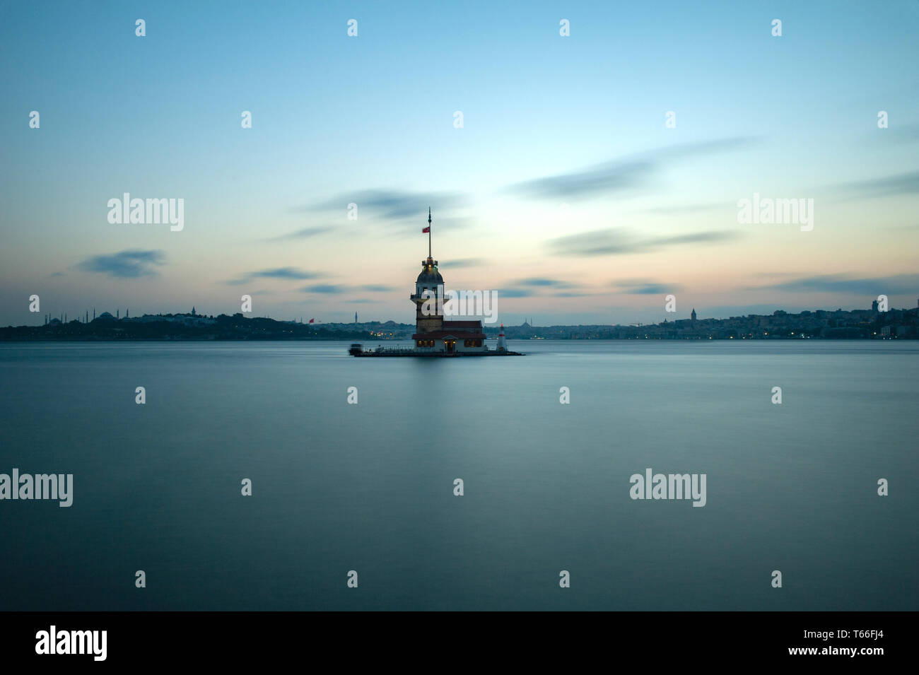 La tour de la jeune fille à Üsküdar sur la rive asiatique du Bosphore, Istanbul, Turquie Banque D'Images
